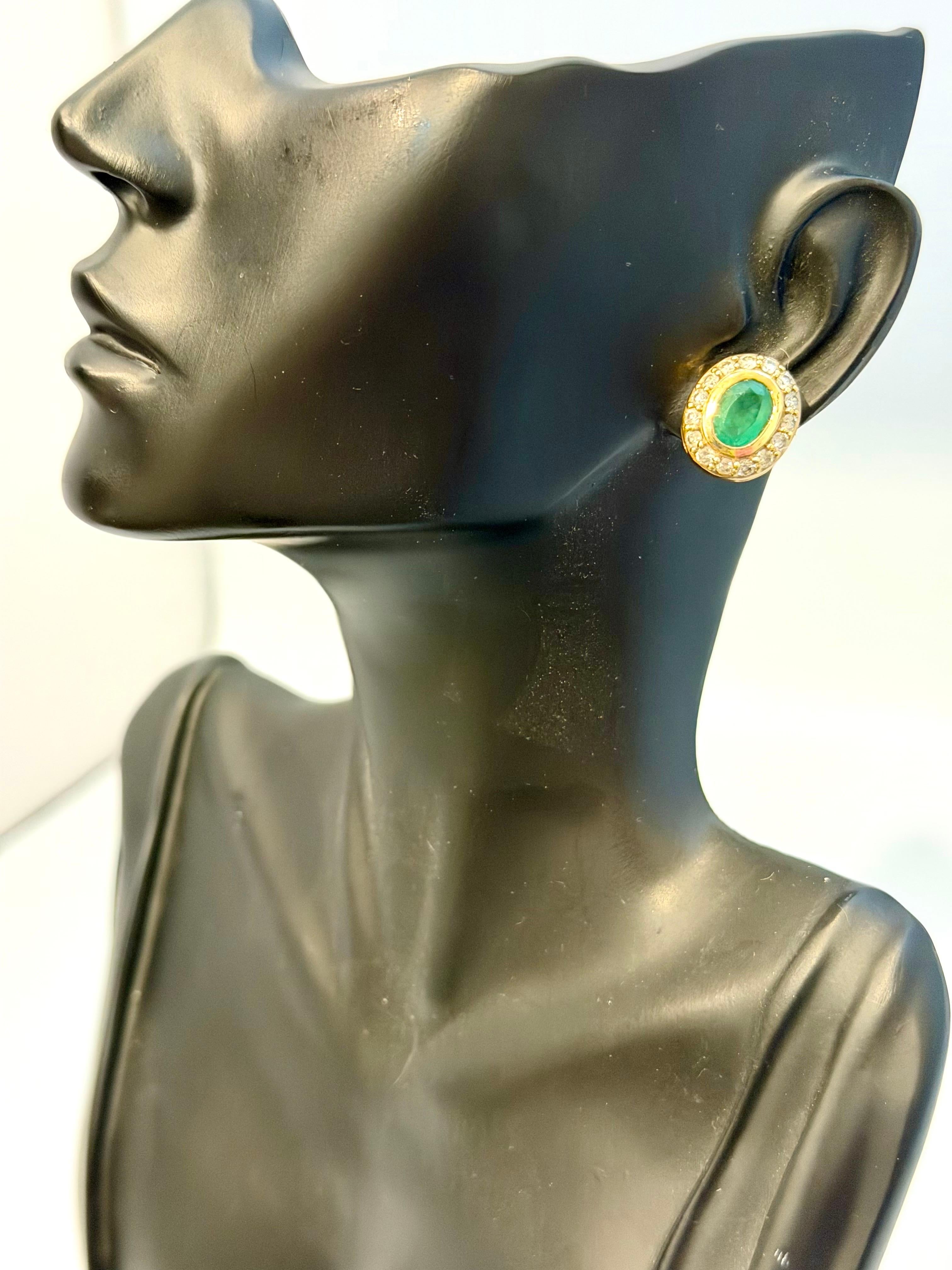 Boucles d'oreilles en or jaune 14 carats avec émeraude ovale de 4 carats et diamant de 1 carat. en vente 8