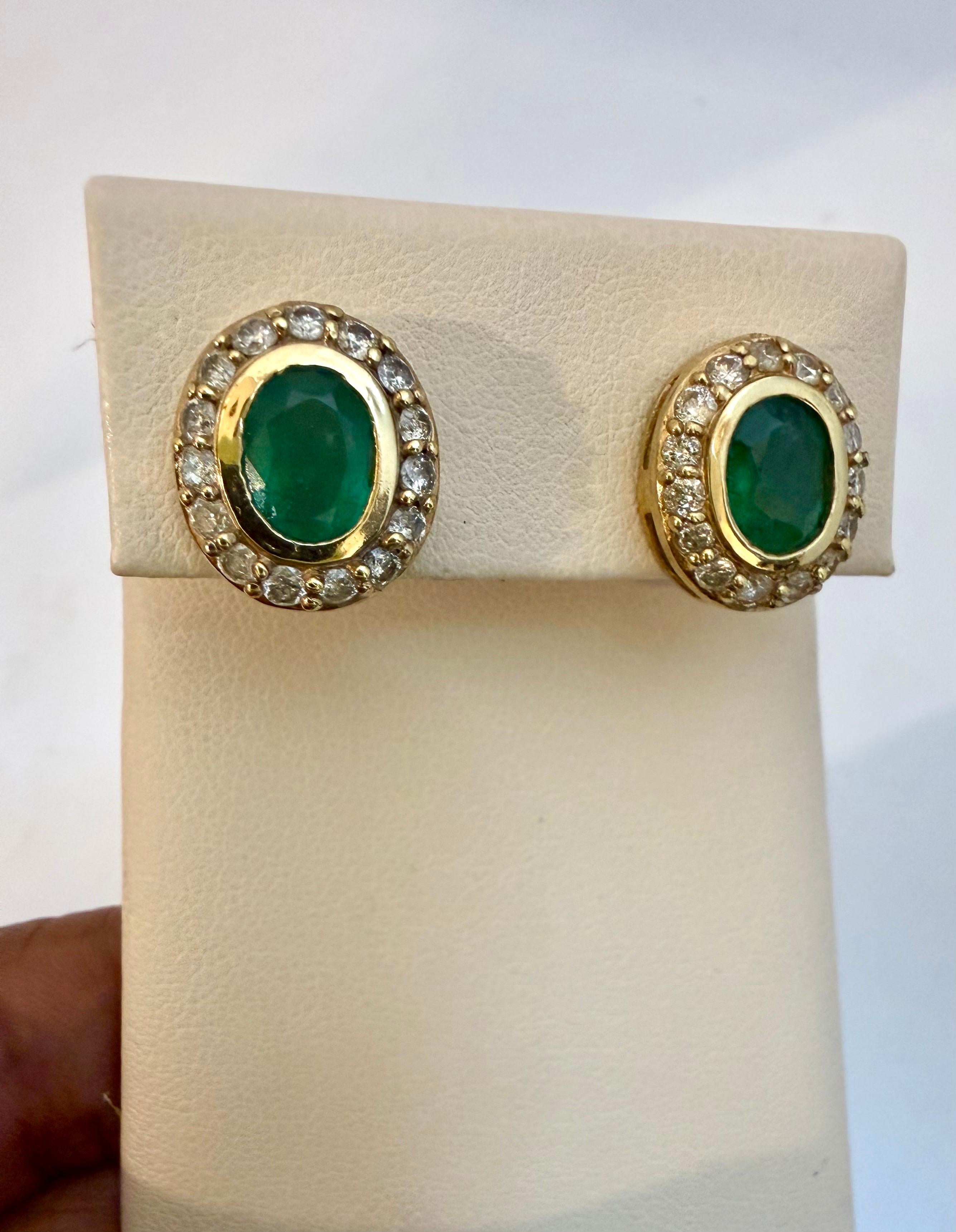 Boucles d'oreilles en or jaune 14 carats avec émeraude ovale de 4 carats et diamant de 1 carat. en vente 9
