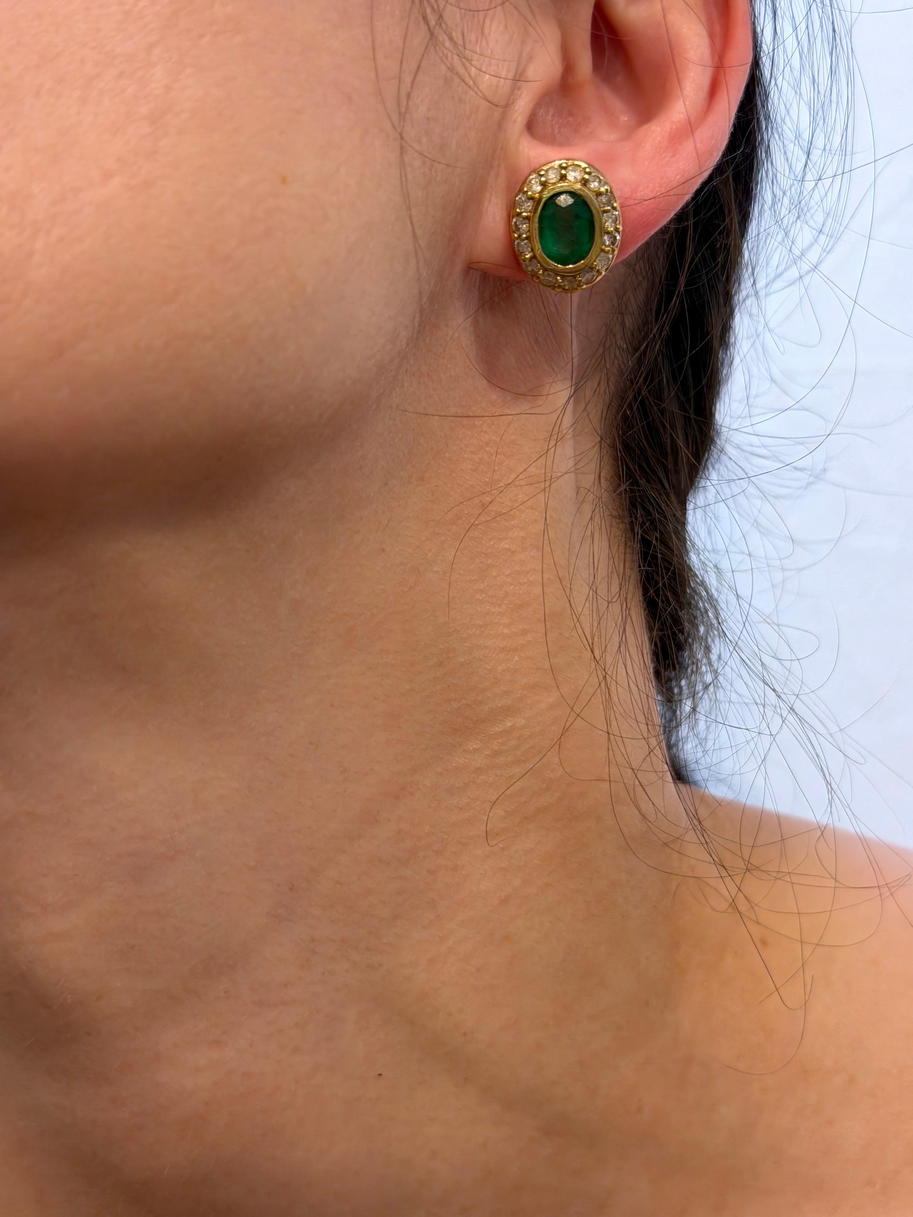 Boucles d'oreilles en or jaune 14 carats avec émeraude ovale de 4 carats et diamant de 1 carat. en vente 12