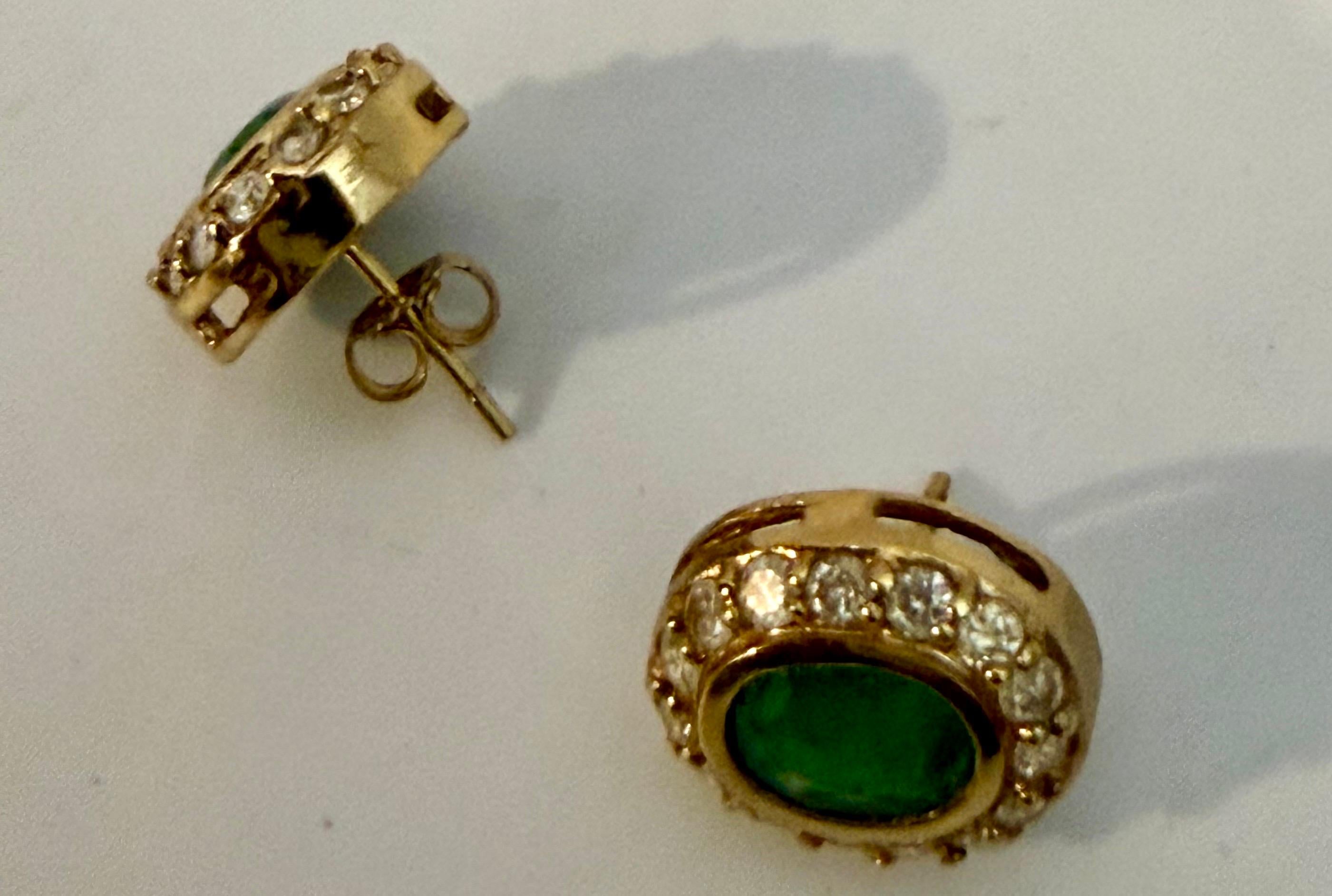 Taille ovale Boucles d'oreilles en or jaune 14 carats avec émeraude ovale de 4 carats et diamant de 1 carat. en vente