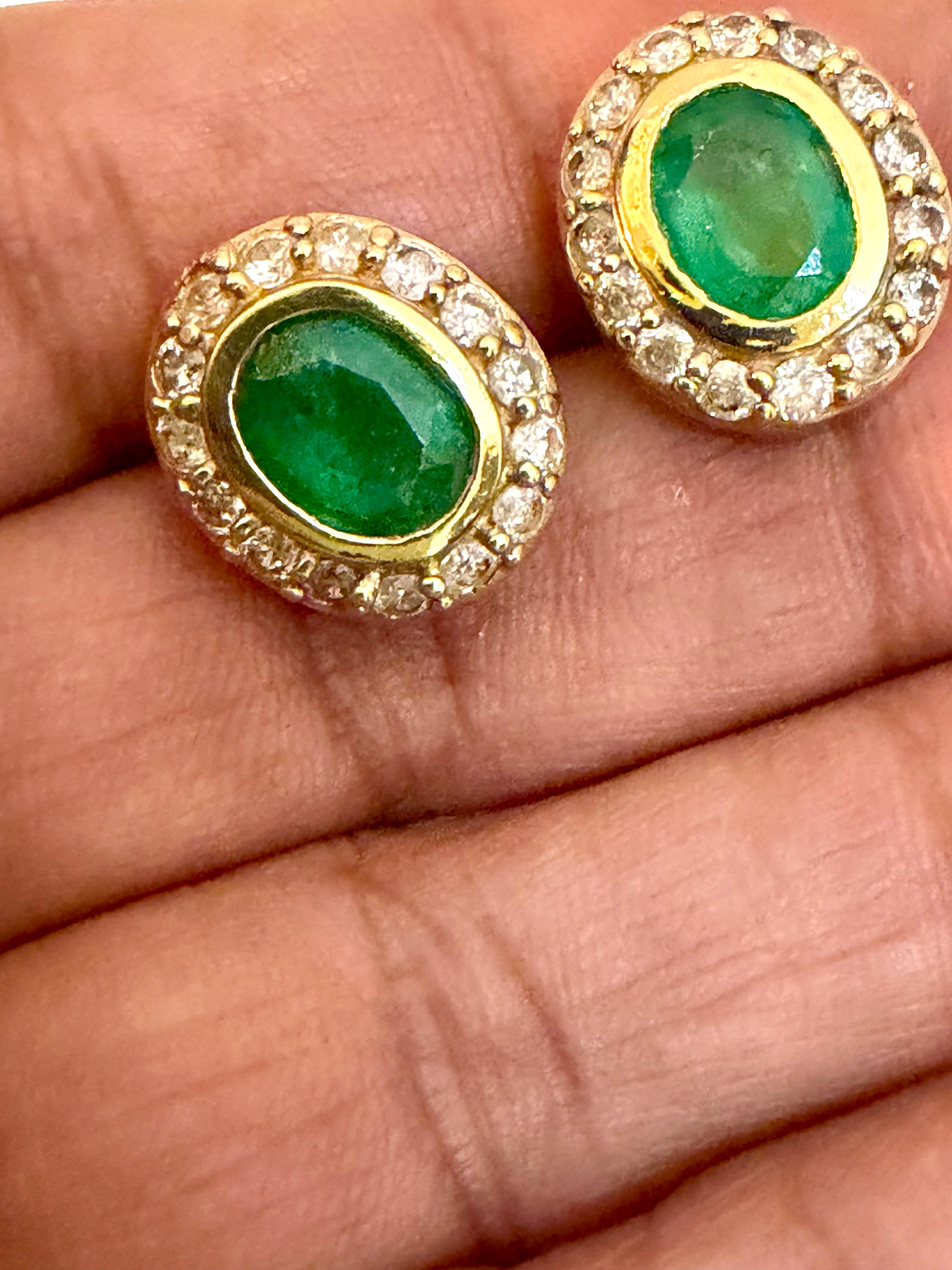 Boucles d'oreilles en or jaune 14 carats avec émeraude ovale de 4 carats et diamant de 1 carat. Pour femmes en vente