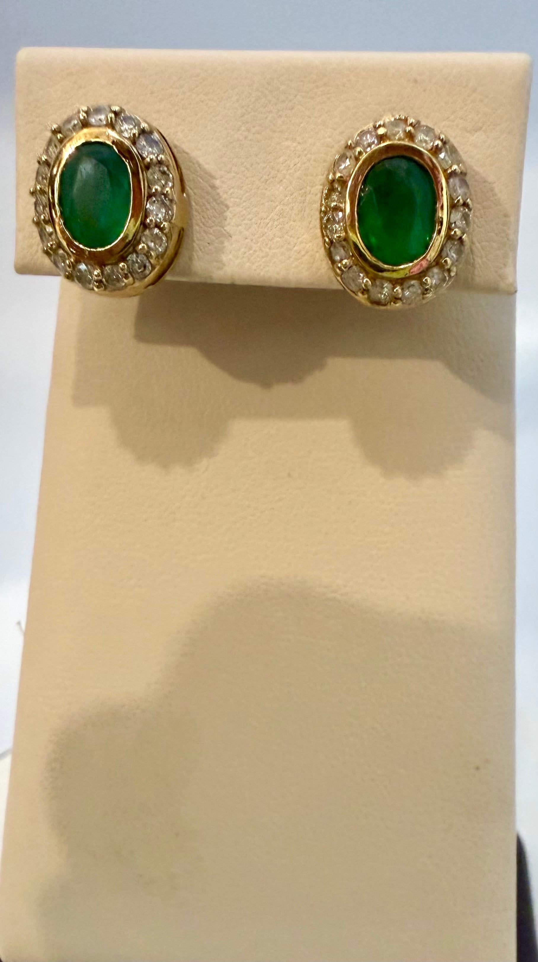 Boucles d'oreilles en or jaune 14 carats avec émeraude ovale de 4 carats et diamant de 1 carat. en vente 1