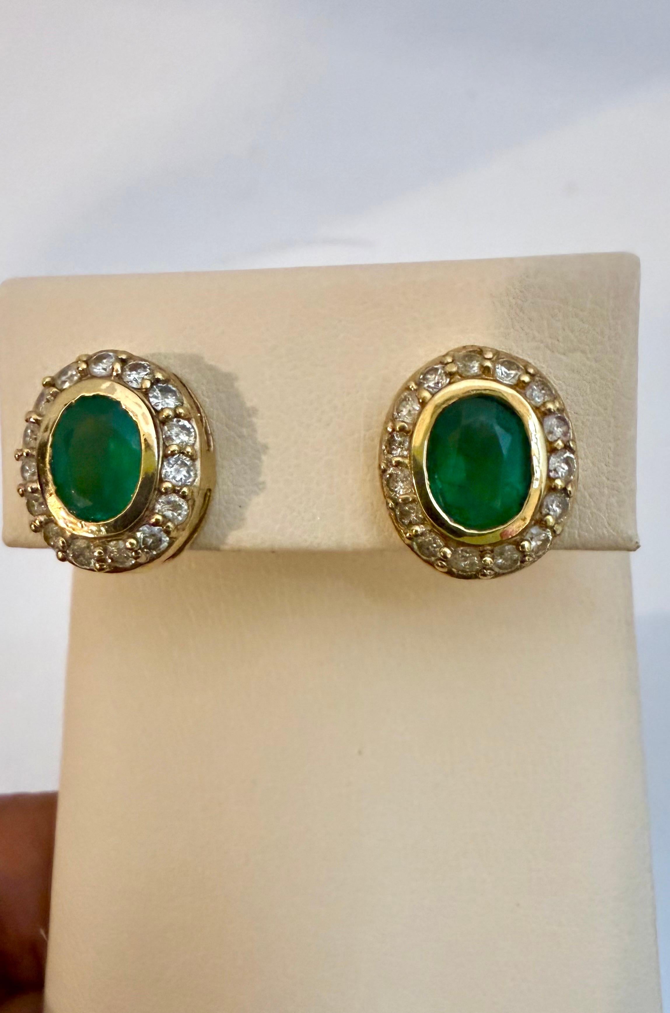 Boucles d'oreilles en or jaune 14 carats avec émeraude ovale de 4 carats et diamant de 1 carat. en vente 2