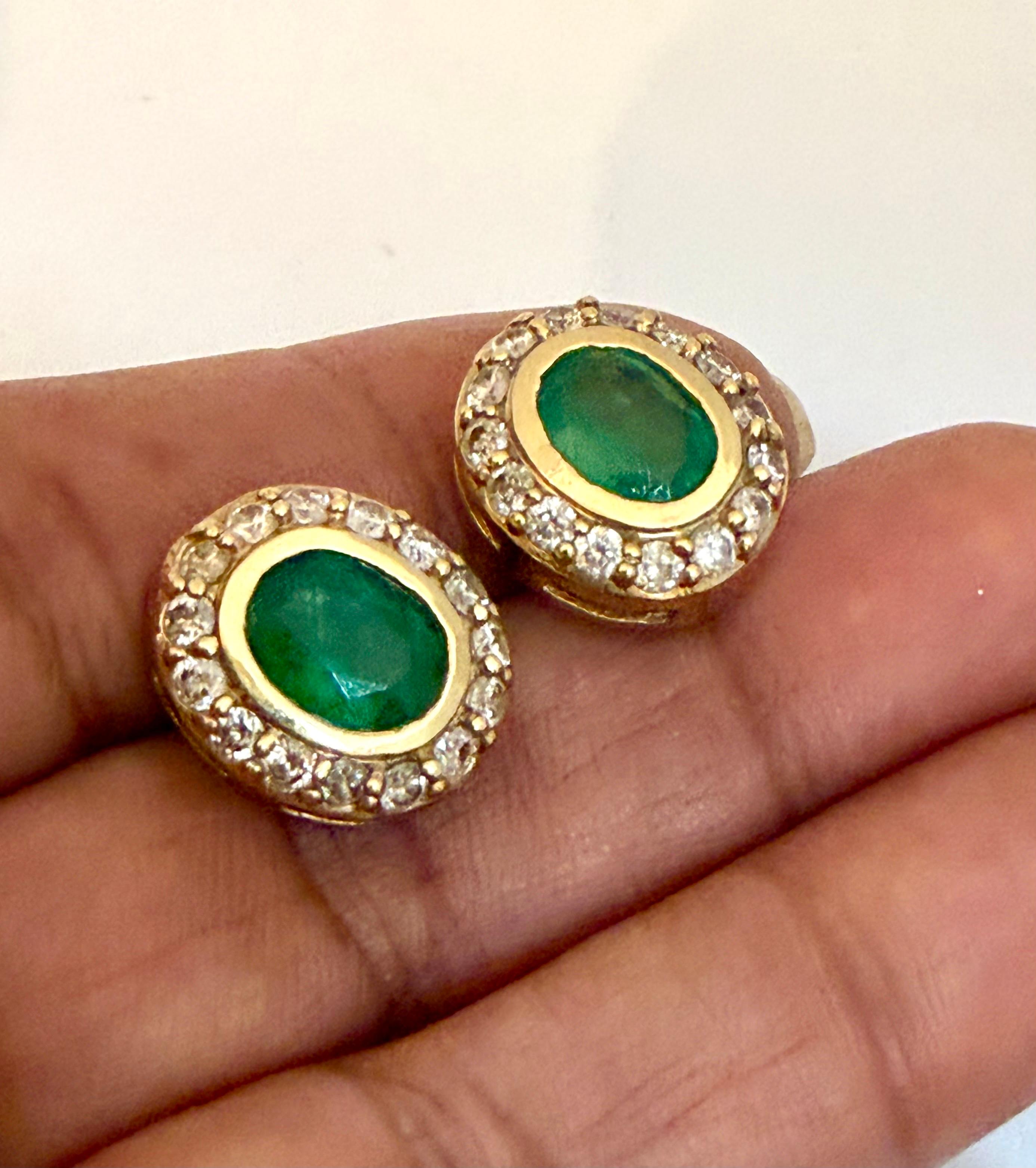 Boucles d'oreilles en or jaune 14 carats avec émeraude ovale de 4 carats et diamant de 1 carat. en vente 3