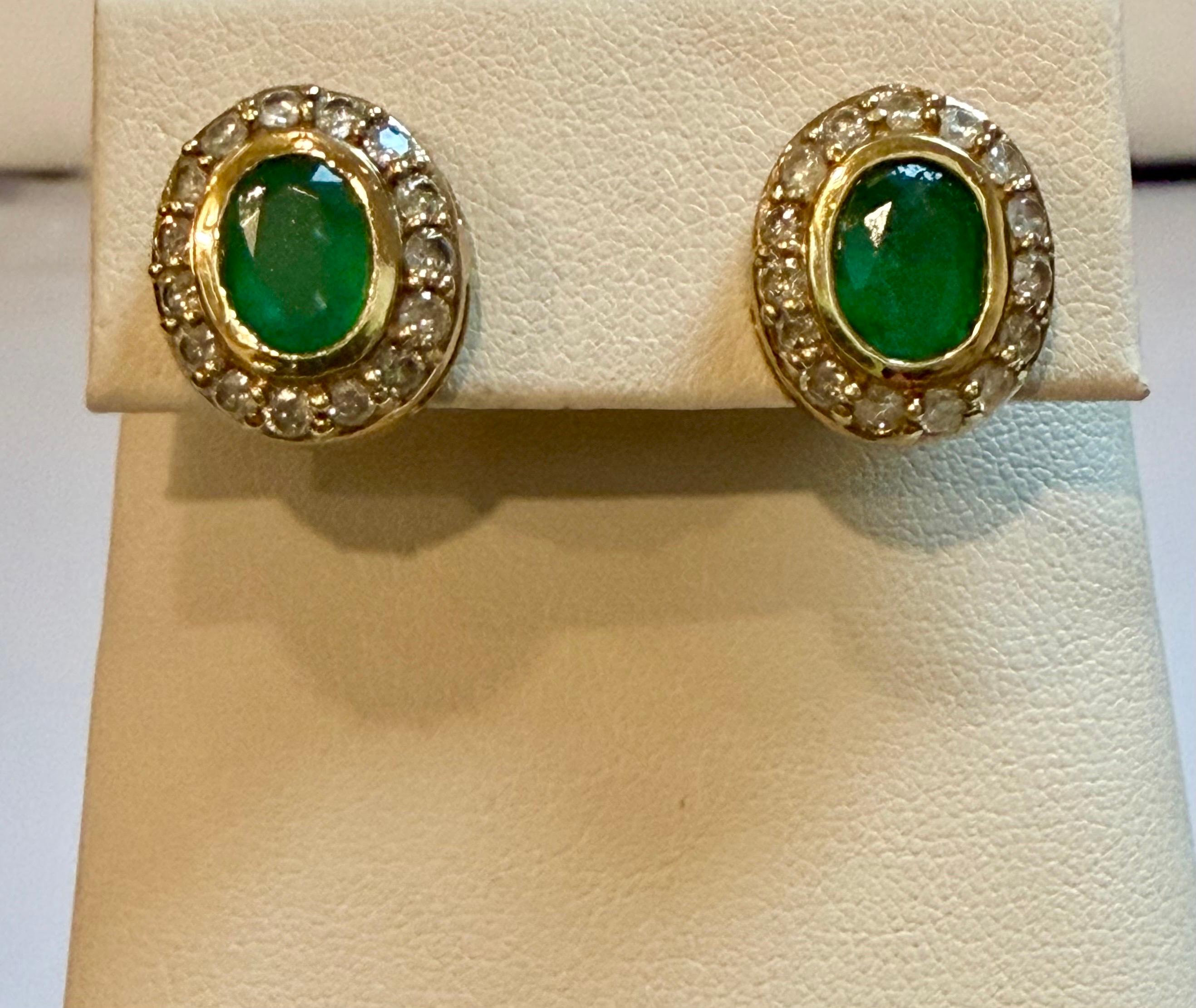 Boucles d'oreilles en or jaune 14 carats avec émeraude ovale de 4 carats et diamant de 1 carat. en vente 4