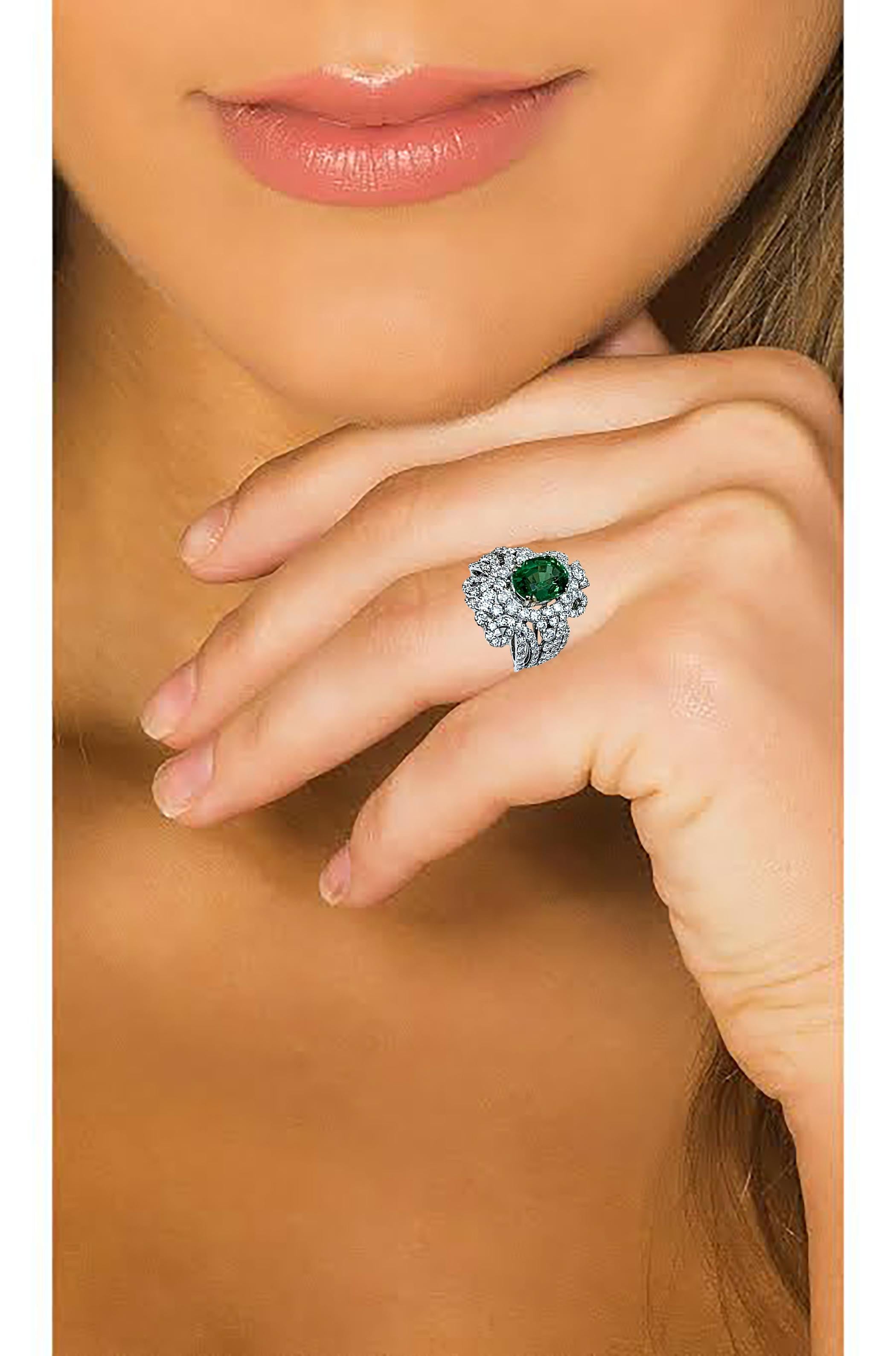 4 Karat ovaler Tsavorit & 2,9 Karat Diamant in 18 Karat Weißgold Ring Nachlass im Zustand „Hervorragend“ im Angebot in New York, NY