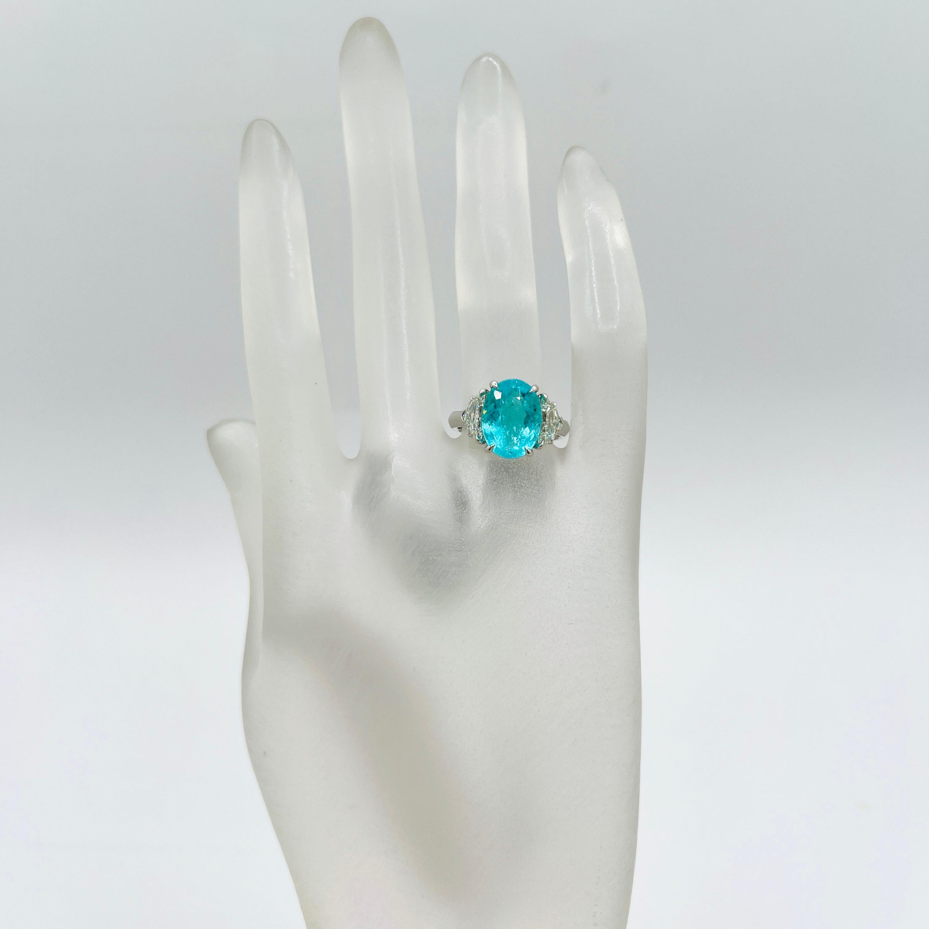 Taille ovale 4 Carat Paraiba Tourmaline Oval and Cadillac Diamond 3 Stone Ring in Platinum en vente