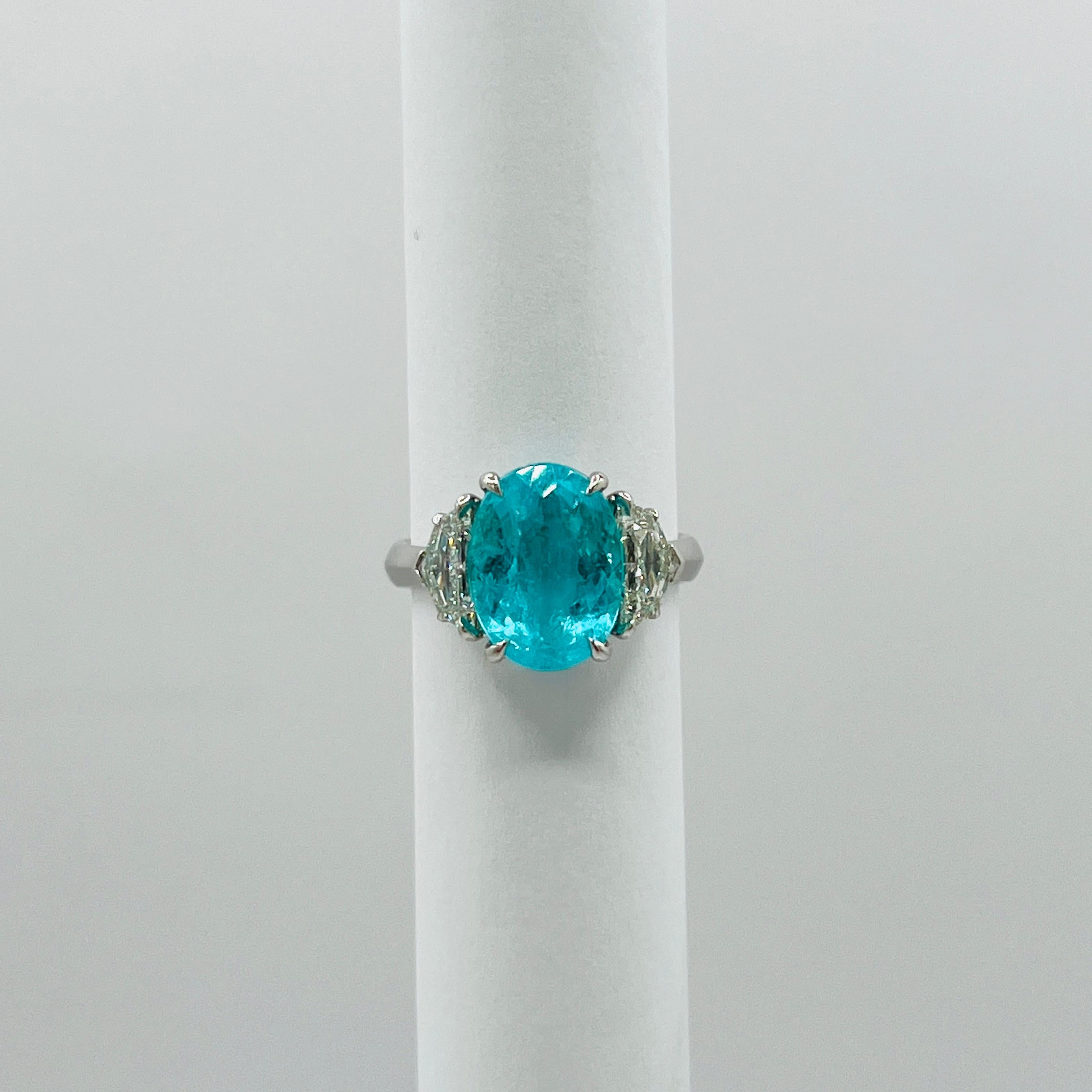 4 Carat Paraiba Tourmaline Oval and Cadillac Diamond 3 Stone Ring in Platinum Neuf - En vente à Los Angeles, CA