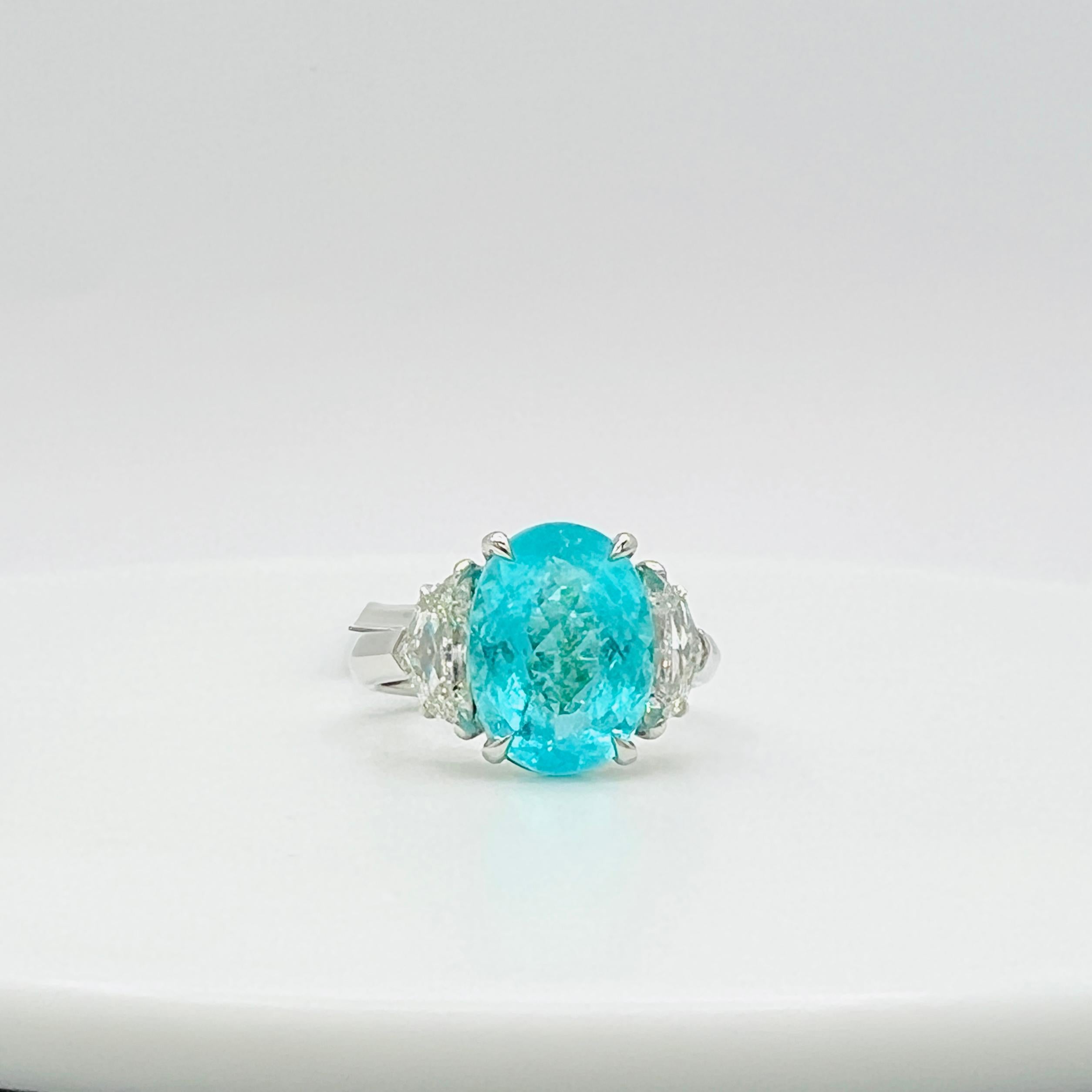 4 Carat Paraiba Tourmaline Oval and Cadillac Diamond 3 Stone Ring in Platinum Unisexe en vente