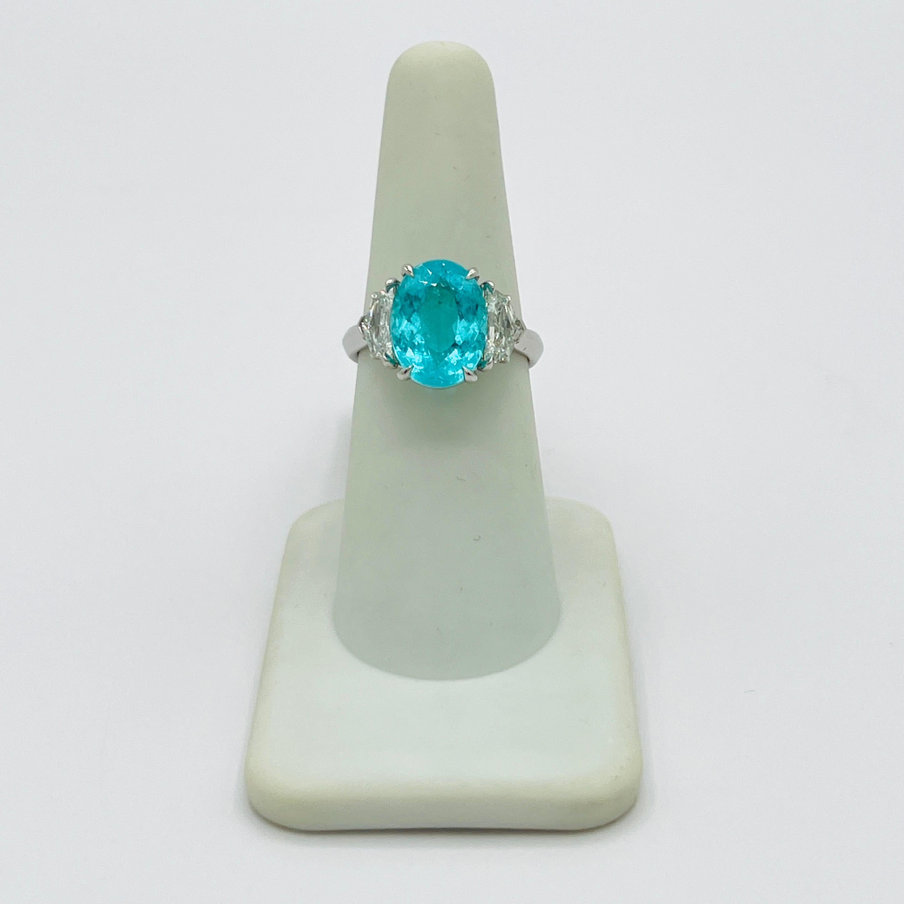 4 Carat Paraiba Tourmaline Oval and Cadillac Diamond 3 Stone Ring in Platinum en vente 2