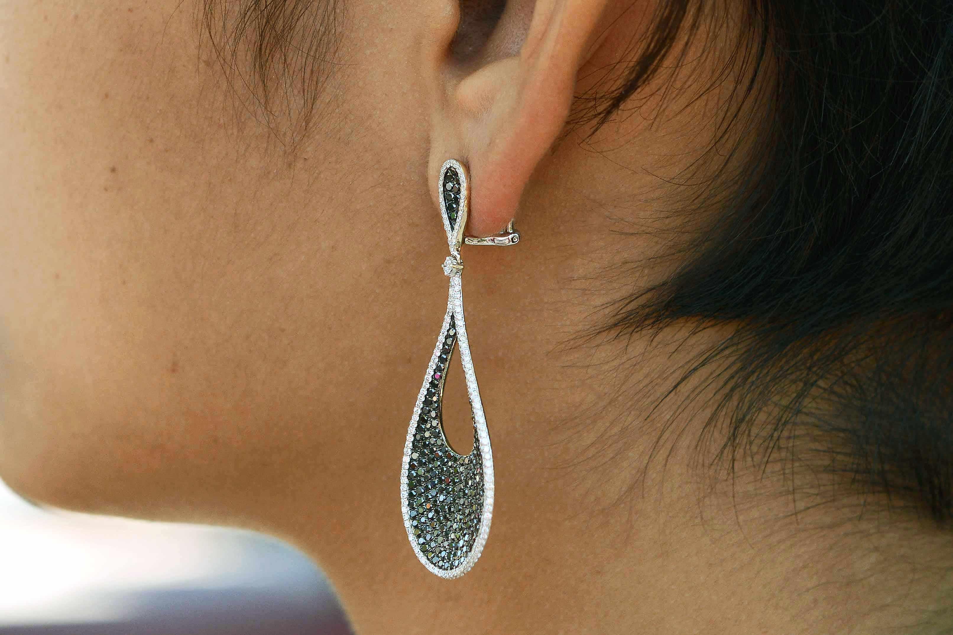 4 Karat Pave' Diamant-Ohrringe mit schwarzen Diamant-Tropfen als Klappbrisur (Moderne)