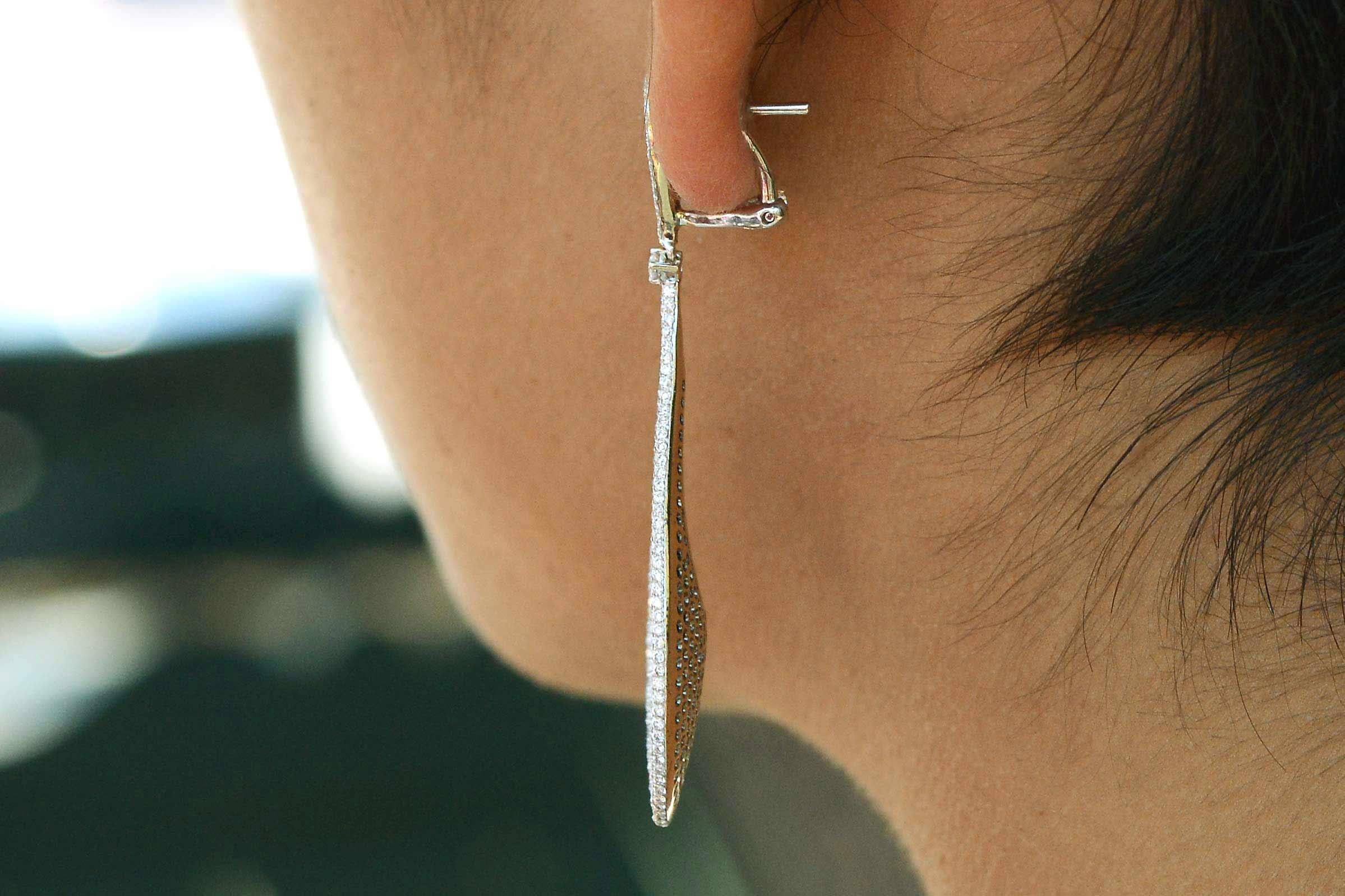 4 Karat Pave' Diamant-Ohrringe mit schwarzen Diamant-Tropfen als Klappbrisur (Rundschliff)