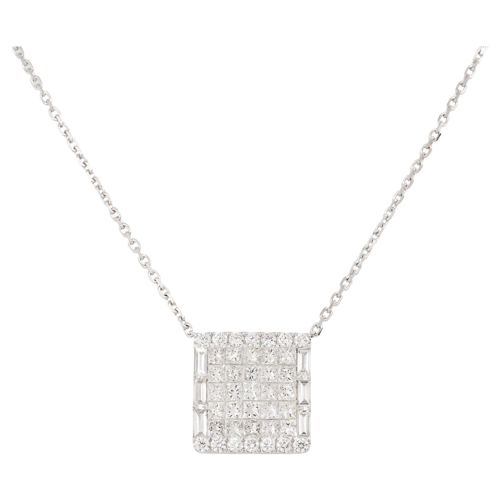 Collier pendentif de forme rectangulaire en or 18 carats avec diamants pavés de 4 carats en vente