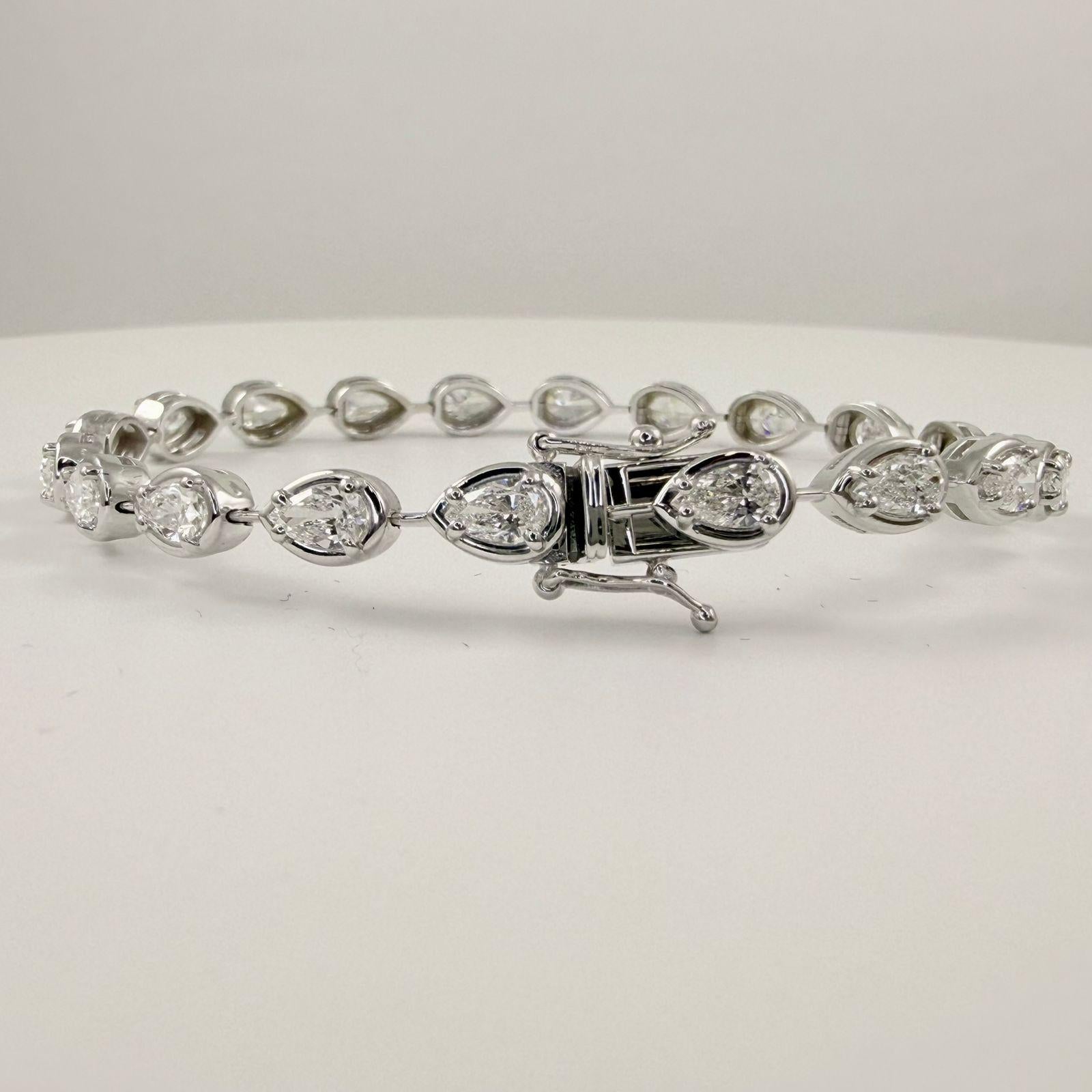 Pulsera de tenis con diamantes engastados en bisel en forma de pera de 4 quilates en oro blanco de 14 quilates Corte pera en venta
