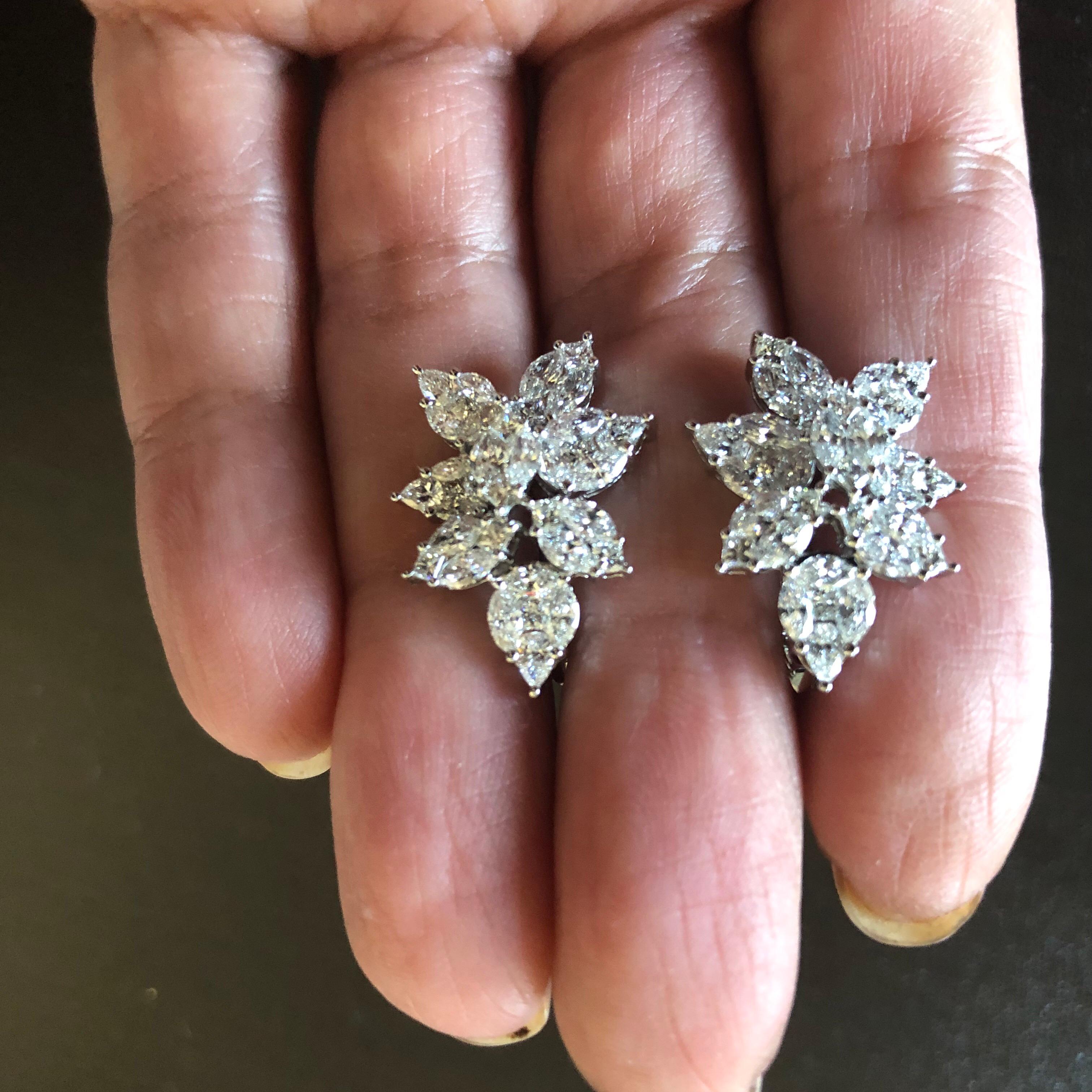 4 Karat birnenförmige Diamant-Ohrringe Damen im Angebot