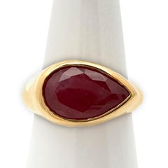 Anello con rubino a forma di pera da 4 carati incastonato in una montatura in oro giallo 18 carati, firmato Eytan Brandes