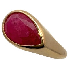 Anillo de Eytan Brandes con un rubí de 4 quilates en forma de pera engastado en un bisel de oro amarillo de 18 quilates