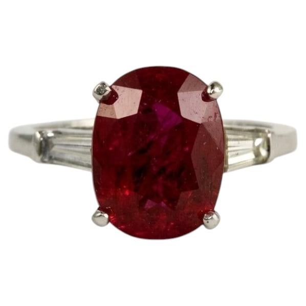 Bague à trois pierres avec un rubis « Pigeon Blood » de 4 carats et des diamants