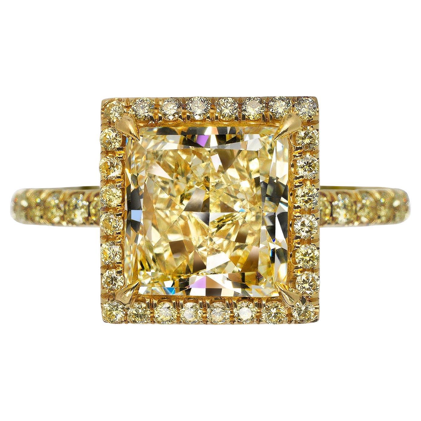 Bague de fiançailles avec diamant taille princesse de 4 carats certifié GIA, de type Y à Z et de gamme VS2 en vente