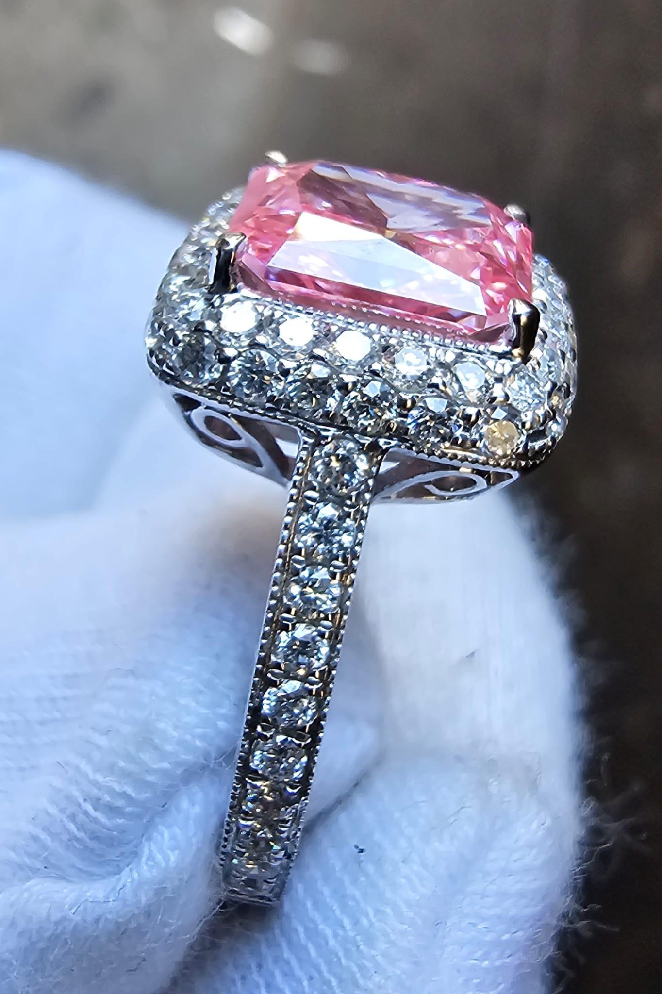 Women's 4 Carat Radiant Cut Diamond Engagement Ring GIA Certified FVP VVS1 For Sale