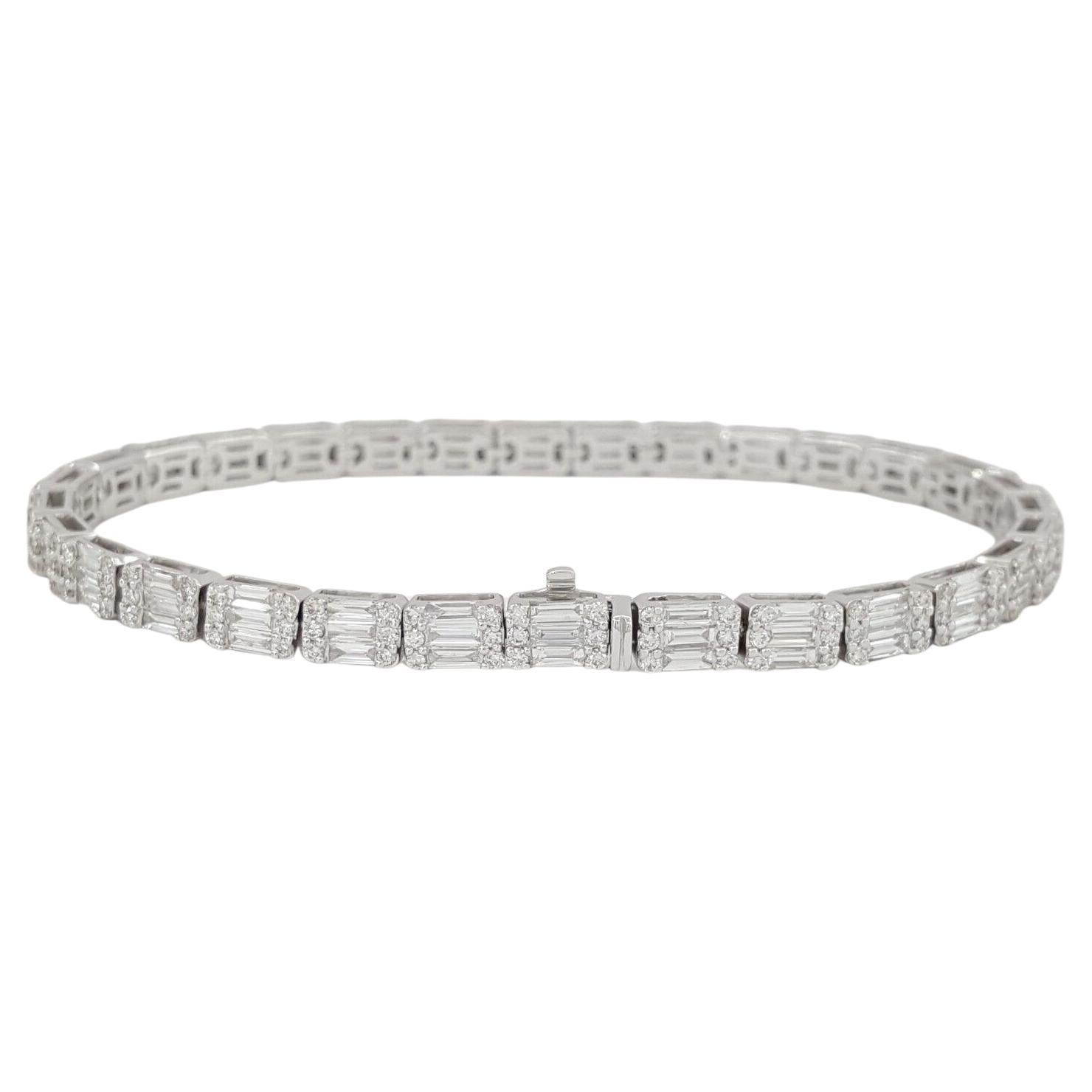 Moderne Bracelet blanc 18 carats à trois rangées de diamants taille ronde brillants et baguettes de 4 carats  en vente