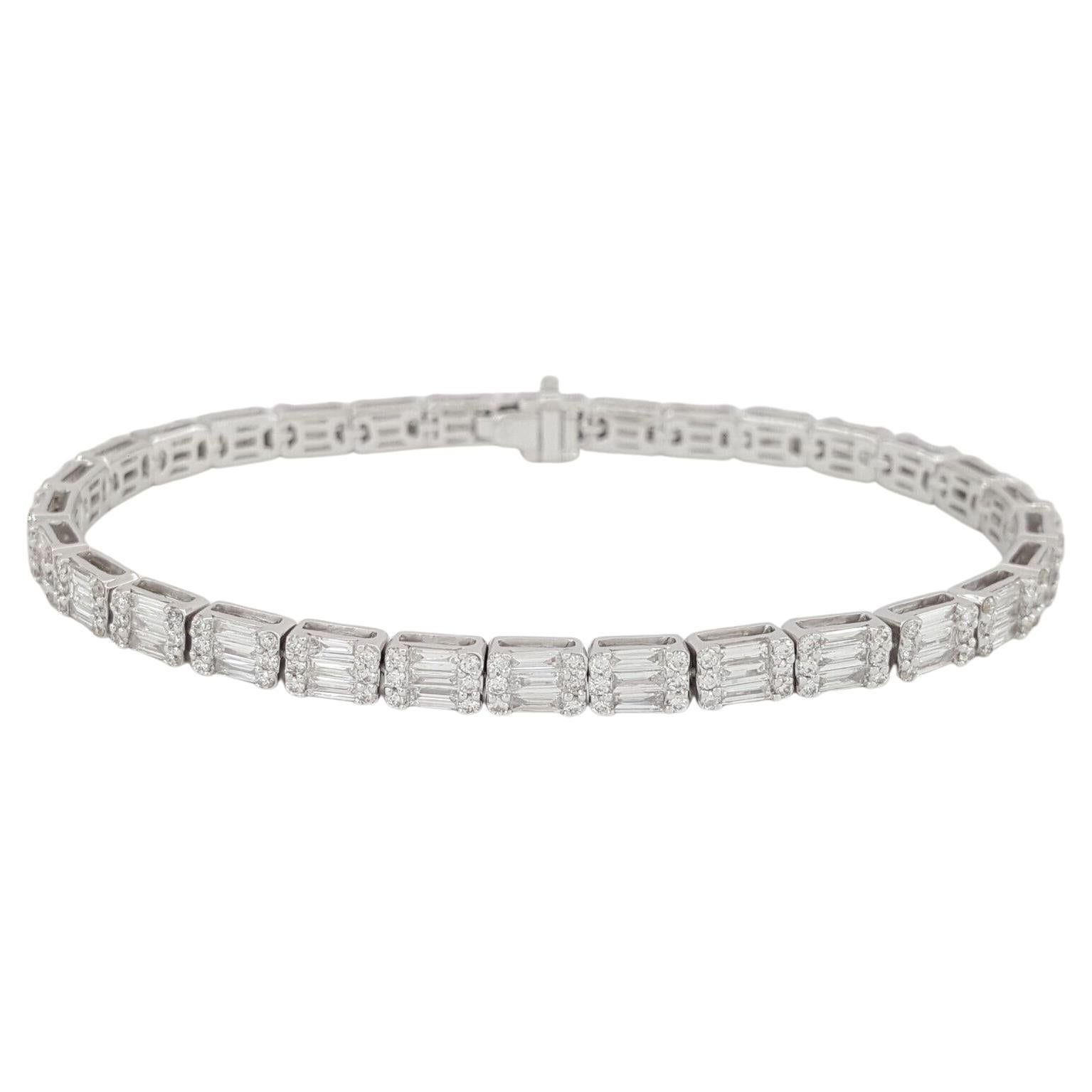 Bracelet blanc 18 carats à trois rangées de diamants taille ronde brillants et baguettes de 4 carats  en vente