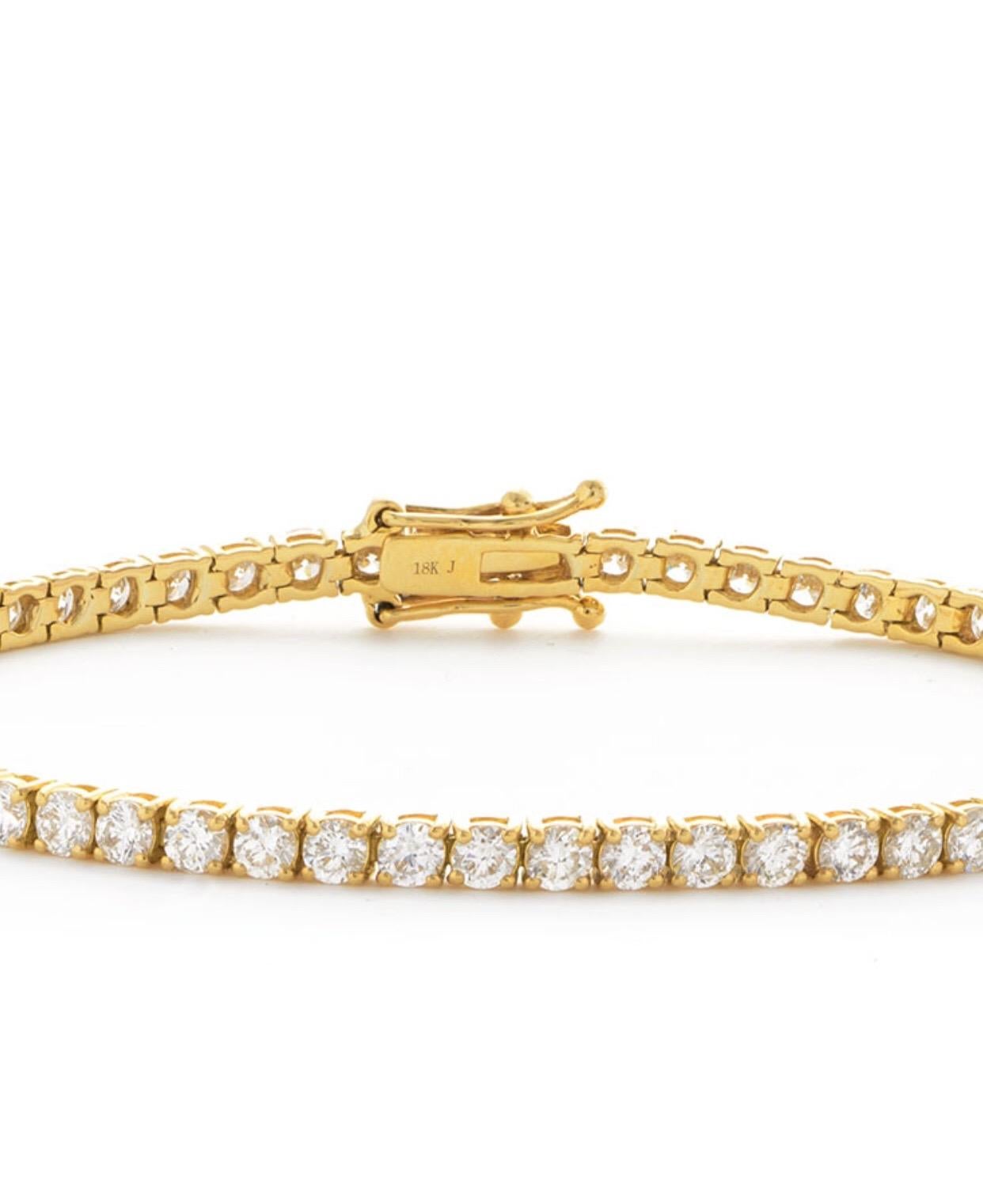 Ein klassisches Stück, das dem Test der Zeit standhält. Genießen Sie den ultimativen Luxus und die Schönheit dieses wunderschönen Diamant-Tennisarmbandes mit 4,00 Karat schillernden Diamanten mit weißer Farbe, G/H, Reinheit, SI1 und rundem