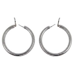 Pendientes de aro «Inside-Out» de oro blanco de 14k con pavé de diamantes redondos de 4 quilates