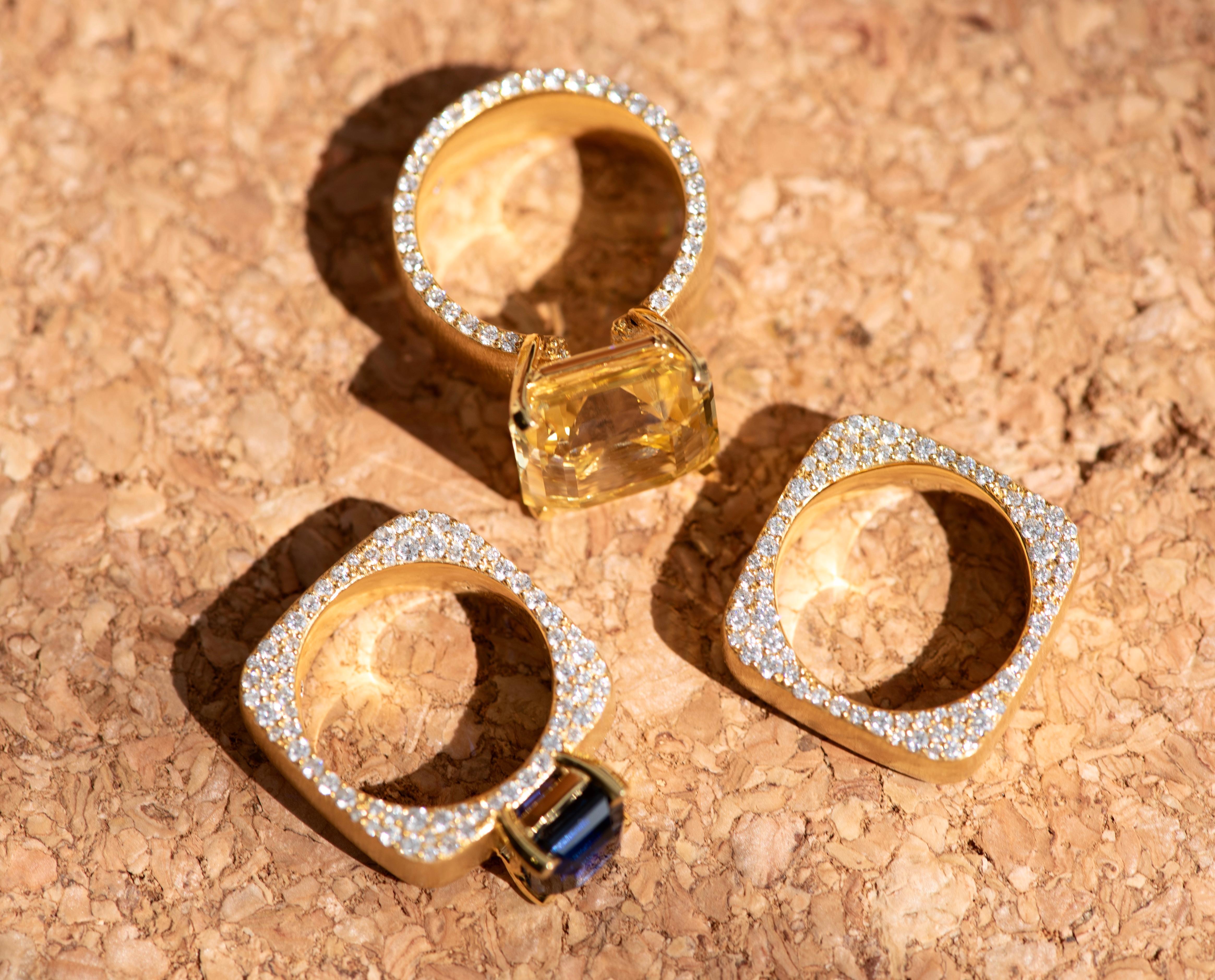 Modern 4 Carat Royal Blue Sapphire Diamond 18 Karat Yellow Gold Ring Sahara by D&A For Sale