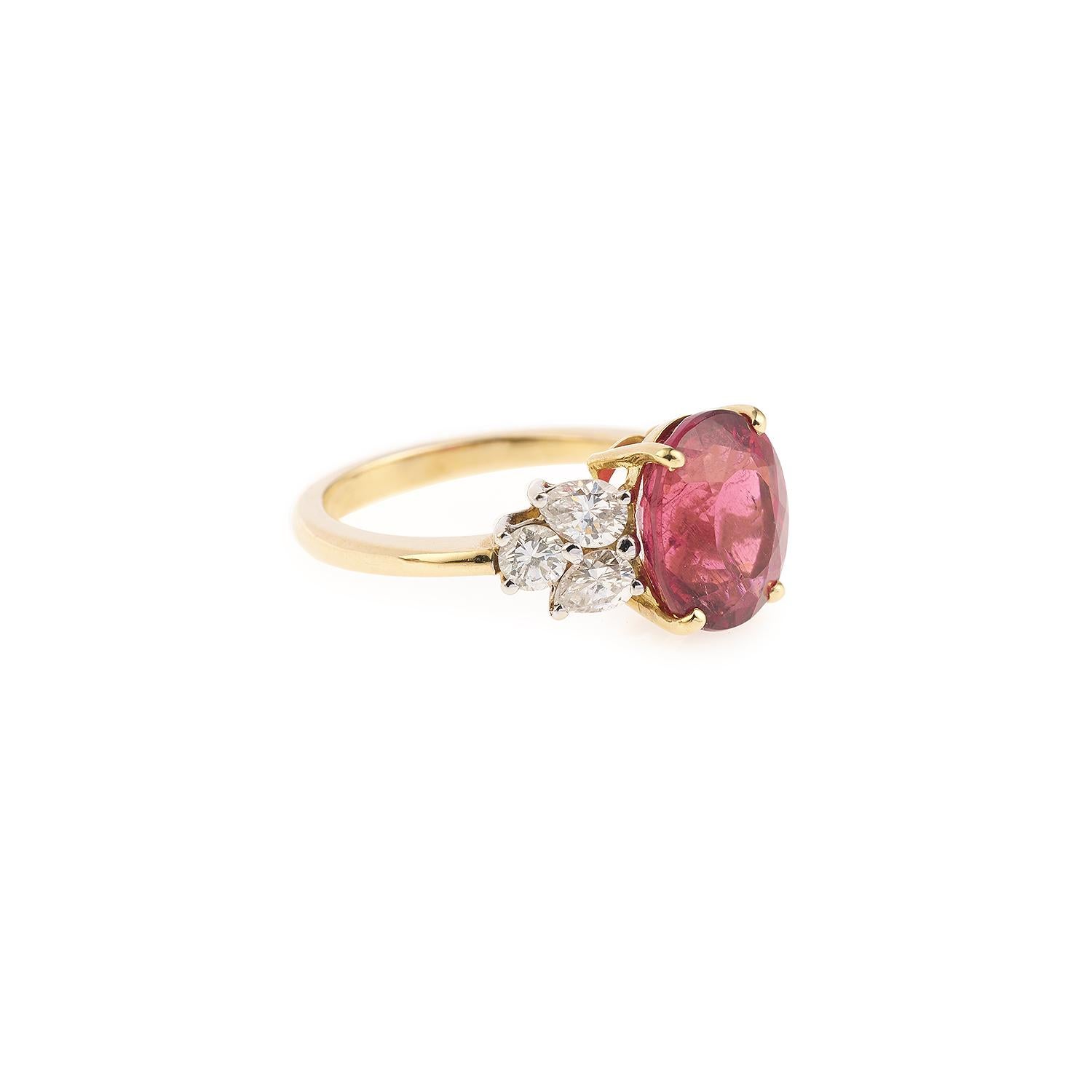 Beautiful ring set with an oval rubelite of 4 carats .

The central stone is surrounded by 6 brilliant and pear cut diamonds. 

Total weight of the diamonds : approx 0.70 carat.

18K yellow gold, 750 / 000th (eagle's head hallmark).

Size of the