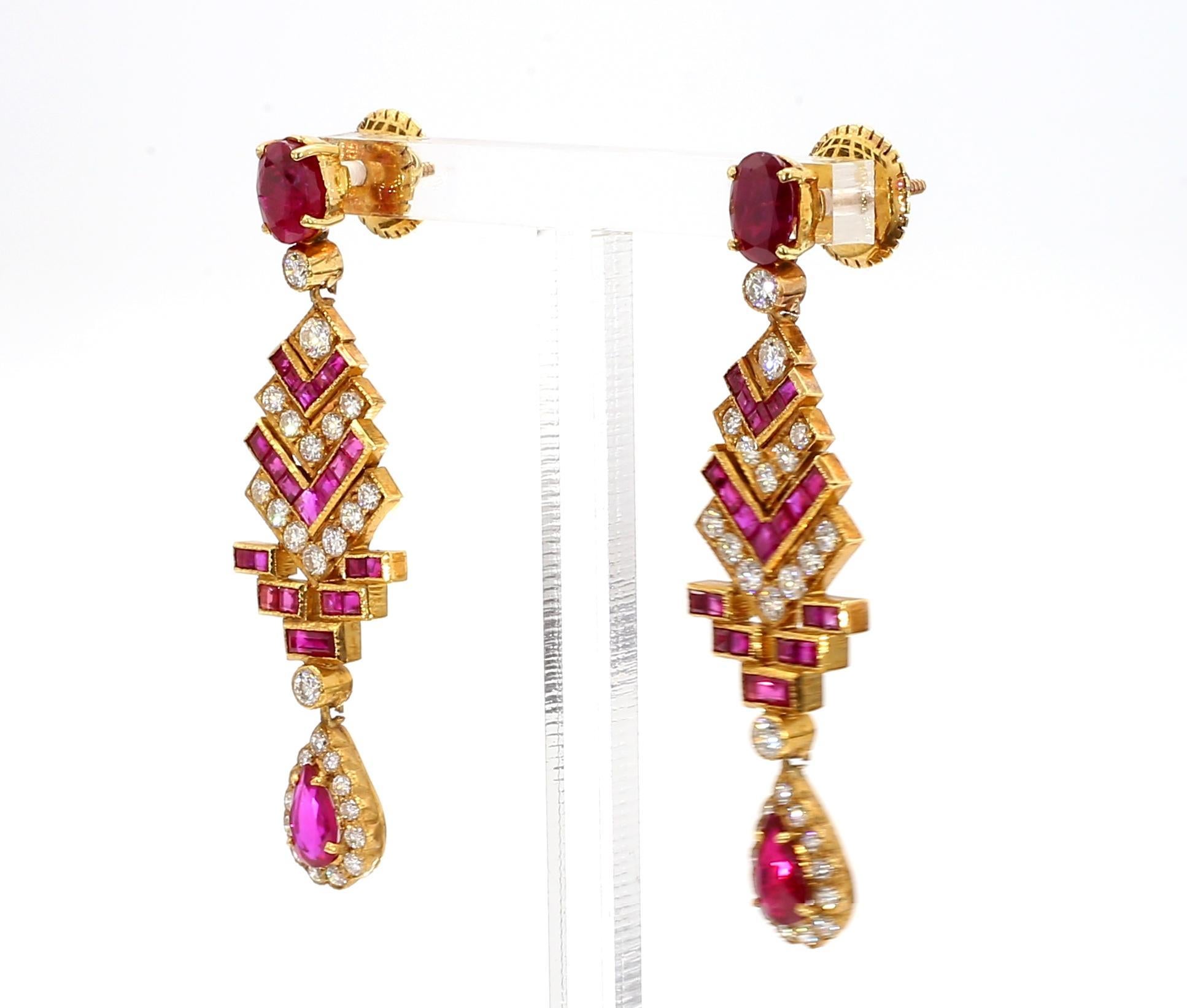 Die Rubinohrringe im Art-Déco-Stil sind ein atemberaubendes und elegantes Accessoire, das die Essenz der Roaring Twenties einfängt. Diese Ohrringe sind mit wunderschönen tiefroten Rubinen besetzt, die in einem geometrischen und symmetrischen Design