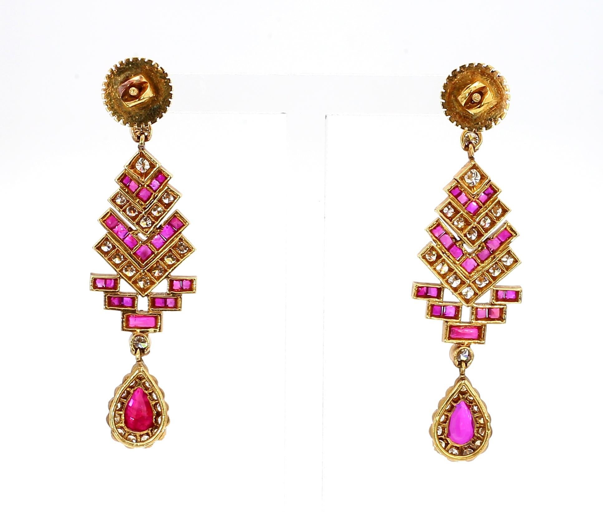 Taglio rotondo Orecchini con rubino da 4 carati e diamante da 3 carati in stile Art Deco 14K in vendita
