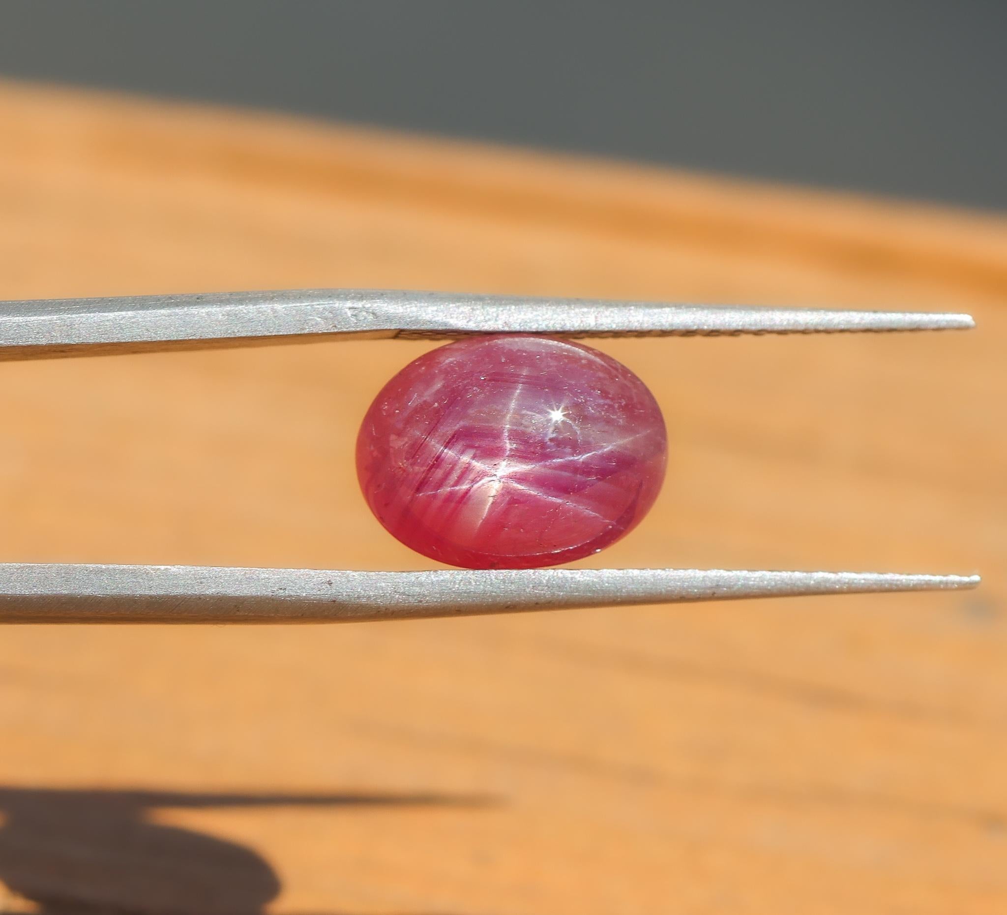 NNJ Designs präsentiert einen 4,01 Karat ovalen Star Ruby als losen Edelstein! Ein Sternrubin ist eine Edelsteinart, die bei Lichteinfall einen sechsstrahligen Stern zeigt. Sternrubine sind einzigartige und mystische Edelsteine. Dieser Edelstein ist