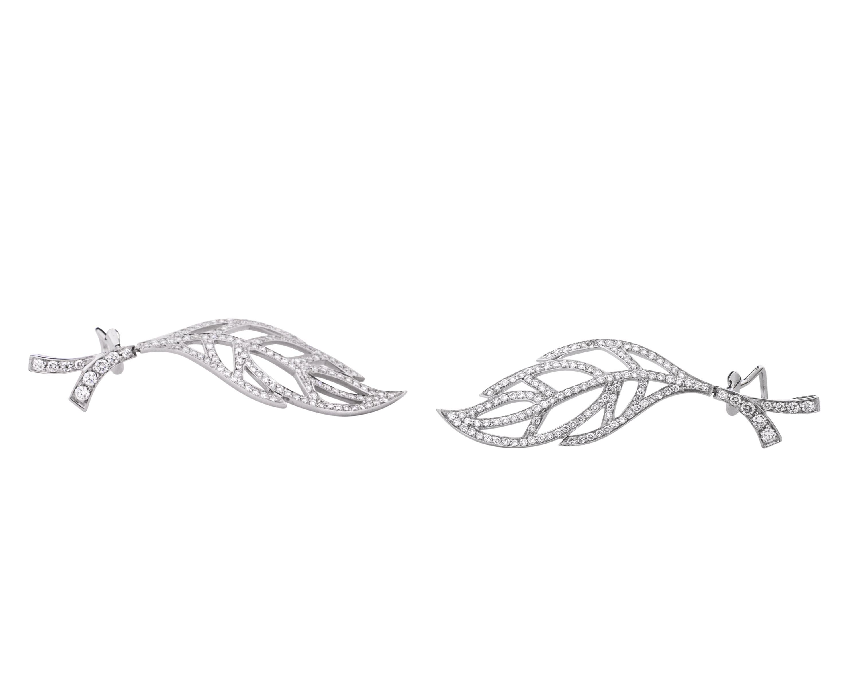 Moderne Pendants d'oreilles pendants en forme de feuille en or 18 carats avec diamants de 4 carats au total en vente