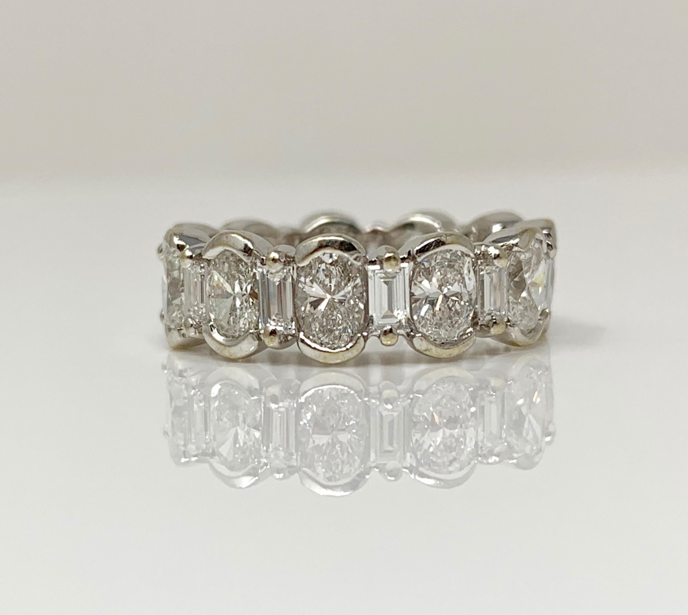 Dieser schöne Ehering ist handgefertigt und von Moguldiam Inc. entworfen. 
Gesamtgewicht des Diamanten: Ovaler Brillant ( 3 Karat ) + Baguette ( 1) Karat = 4 Karat ( Farbe H und Reinheit VS2 )
Metall : 14 K Weißgold 
Ring Größe : 4 3/4 

