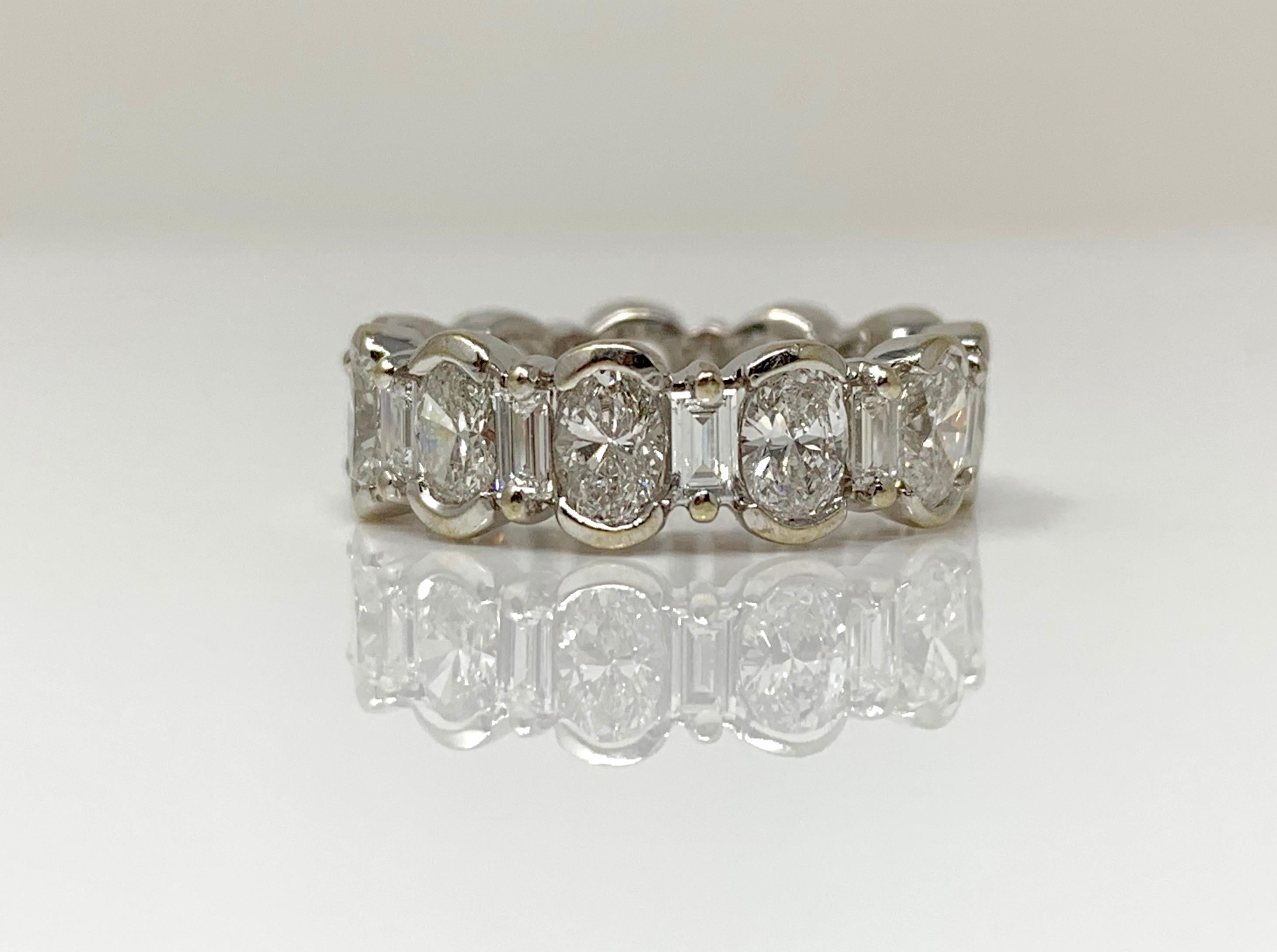 Contemporain Alliance en diamants taille ovale brillants et baguettes de 4 carats au total en vente