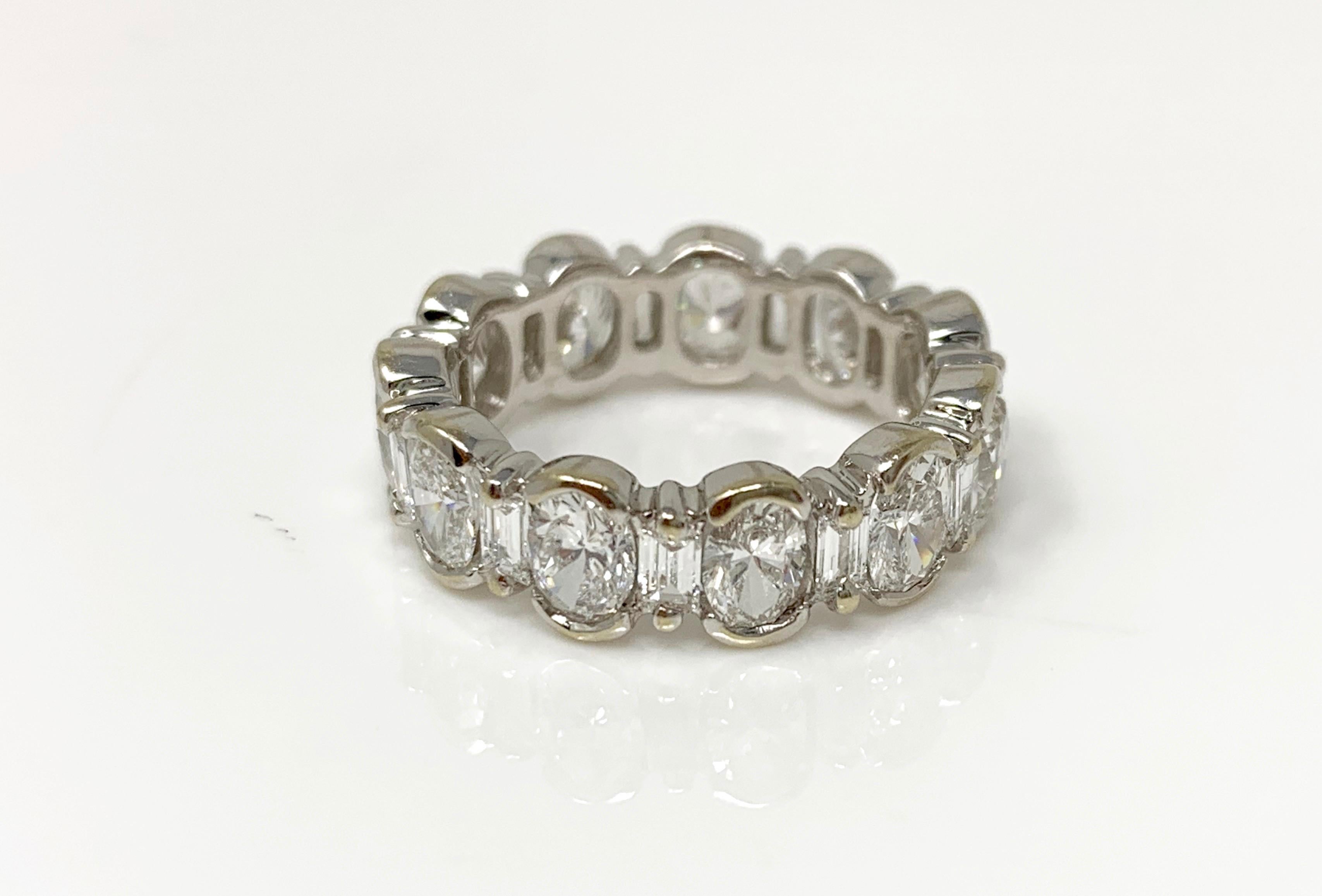 Taille ovale Alliance en diamants taille ovale brillants et baguettes de 4 carats au total en vente