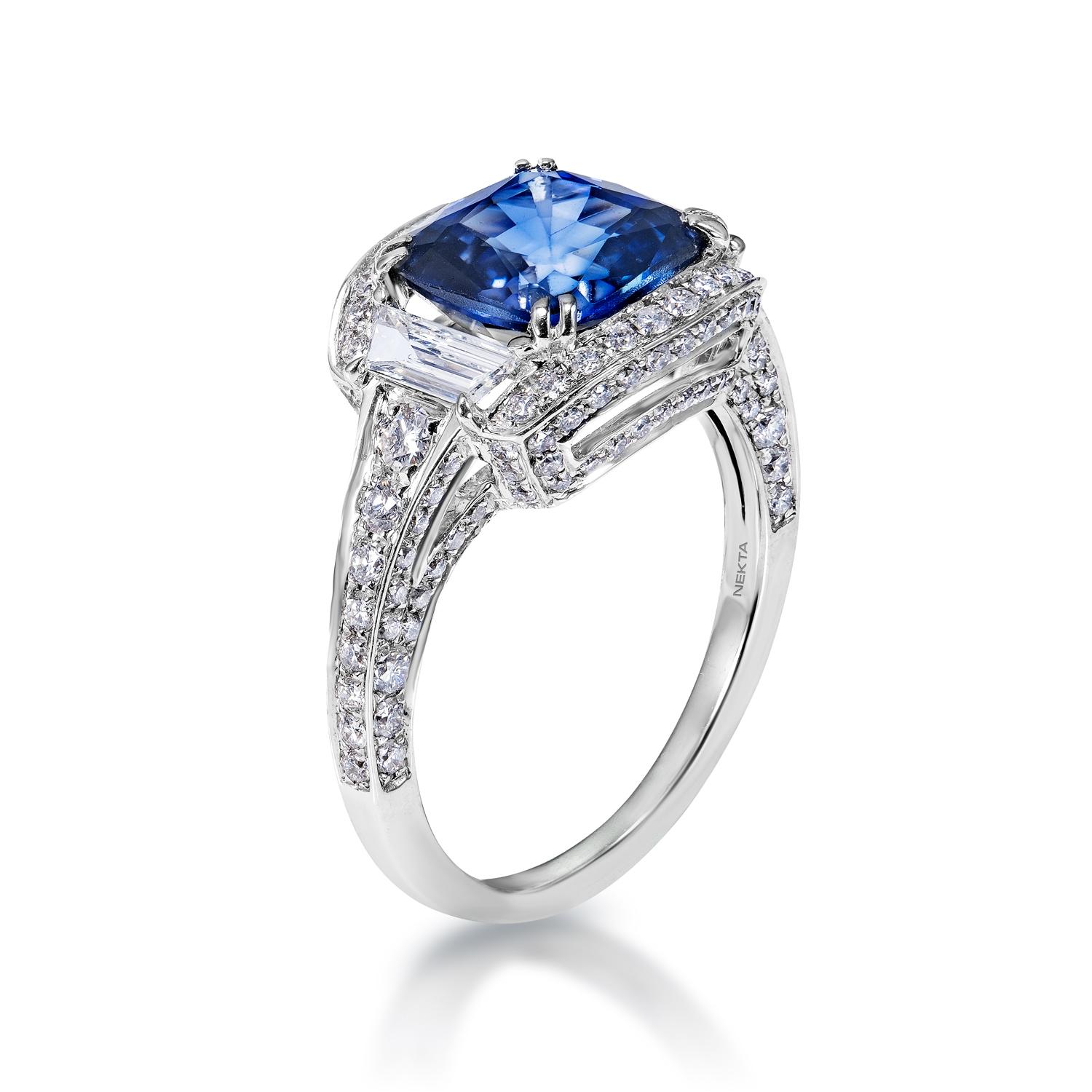 4 Karat Vintage inspirierter blauer Saphirring mit Stufenschliff zertifiziert (Kissenschliff)