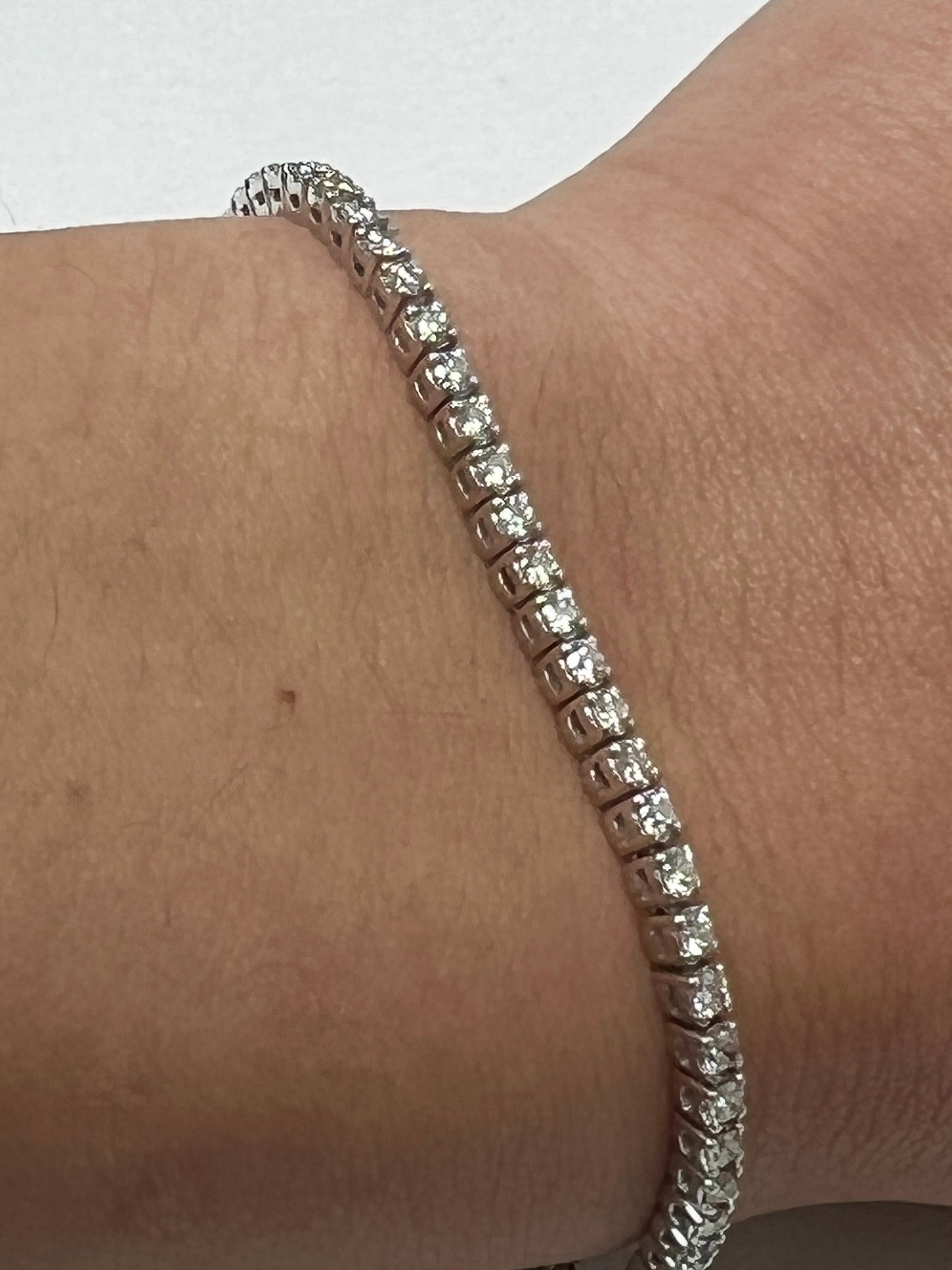 La mode et le glamour sont à l'honneur avec ce bracelet en diamants exquis. Ce bracelet en diamants en or blanc 14 carats est composé de 10,6 grammes d'or. Le sommet est orné d'une rangée de diamants de couleur I-J et de pureté VS/SI. Ce bracelet