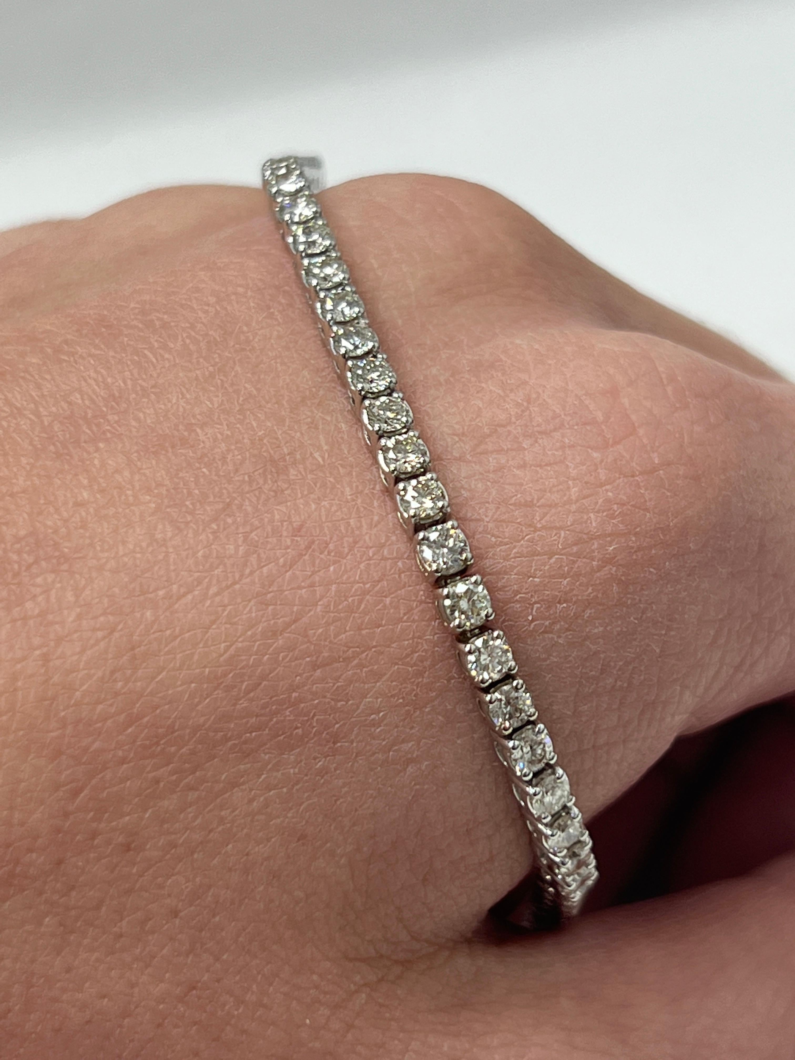 Taille ronde Bracelet en or blanc et diamants de 4 carats en vente