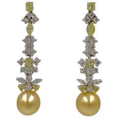 Boucles d'oreilles avec diamant jaune de 4 carats et perle des mers du sud en or 18 carats 2"".