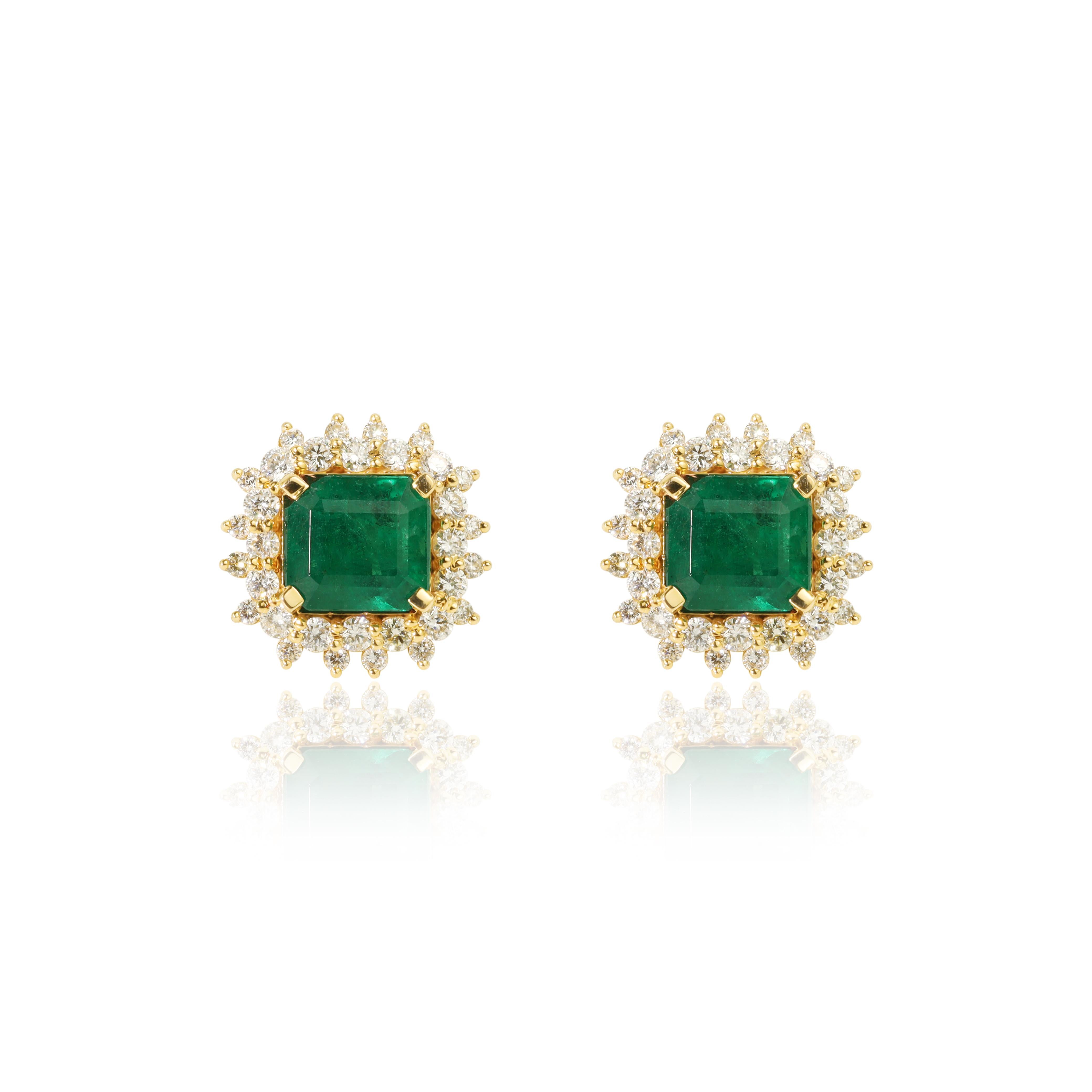 4 Karat sambischer Smaragd und natürlicher Diamant-Halo-Ohrstecker aus 18 Karat massivem Gold im Zustand „Neu“ im Angebot in Jaipur, RJ