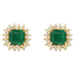 4 Karat sambischer Smaragd und natürlicher Diamant-Halo-Ohrstecker aus 18 Karat massivem Gold