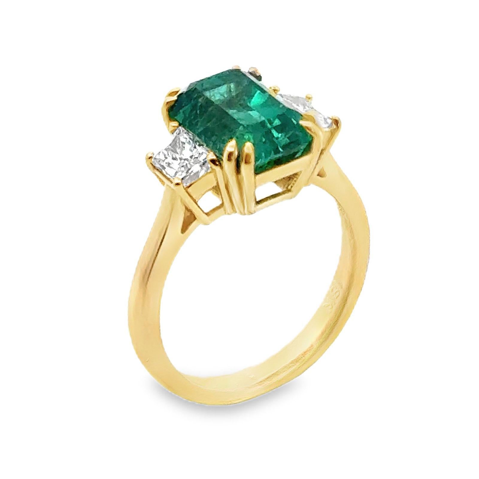Modern 4- Carat Zambian Emerald & Diamond 18 Karat Yellow Gold Cocktail Ring GIA Cert For Sale