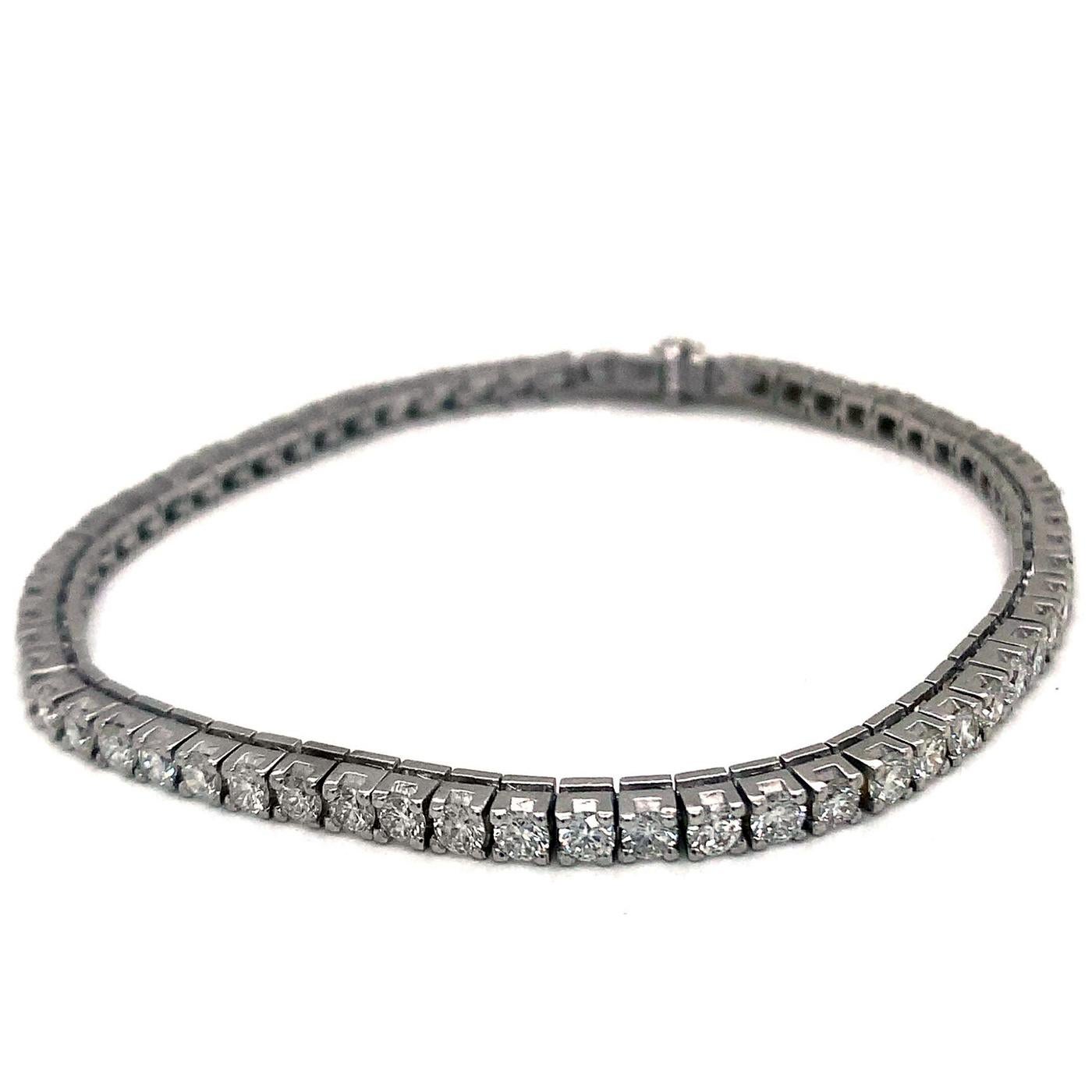 Klassische 18K Weißgold Diamant-Tennis-Armband mit insgesamt ca. 4 Karat F Farbe und VVS1 Klarheit runden Brillanten 64 Diamanten:: 10::7 Gramm:: Gesamtlänge: 6.5