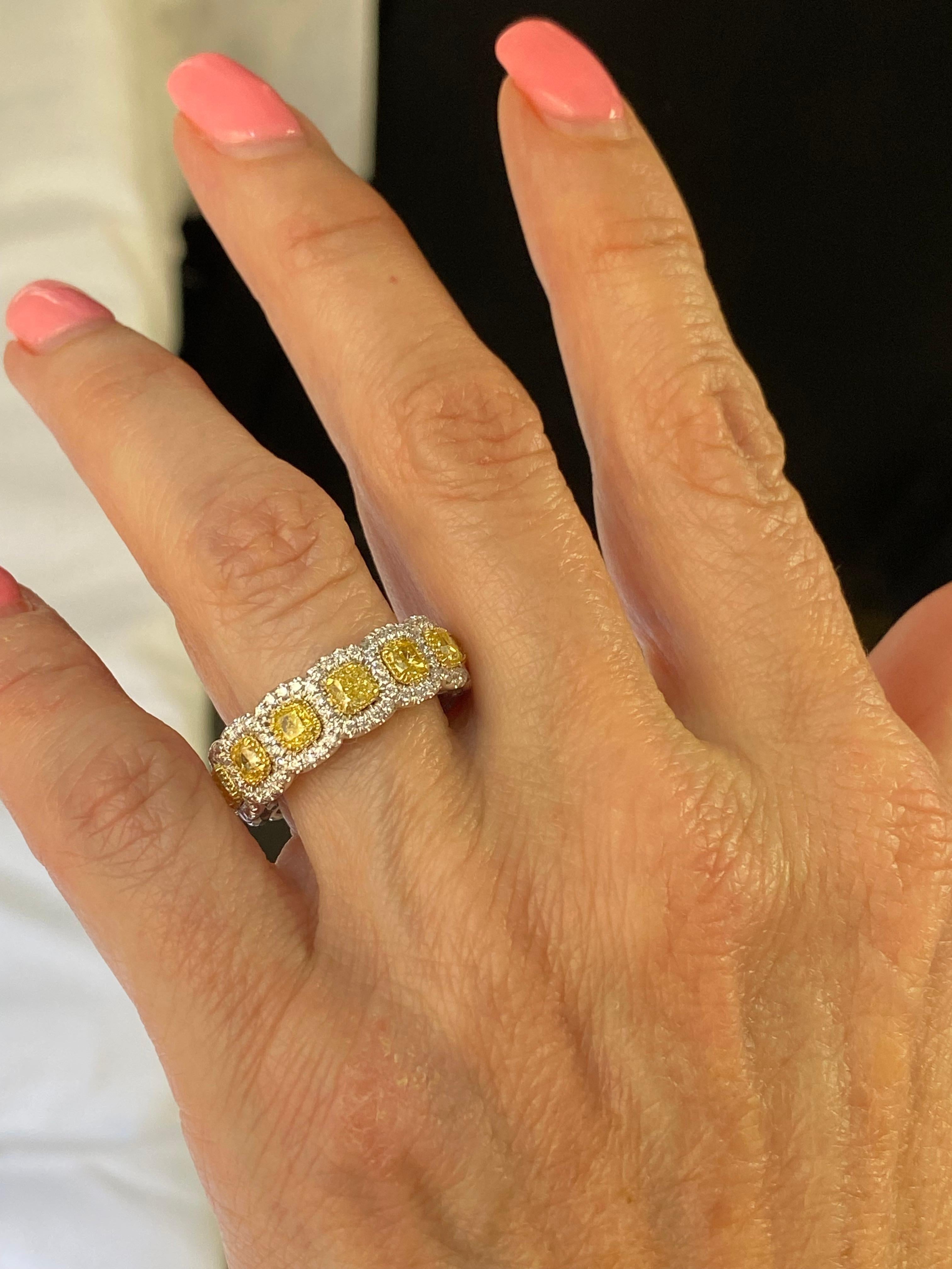 Moderne Alliance d'éternité en or blanc 14 carats avec diamant jaune taille coussin de 4 carats en vente