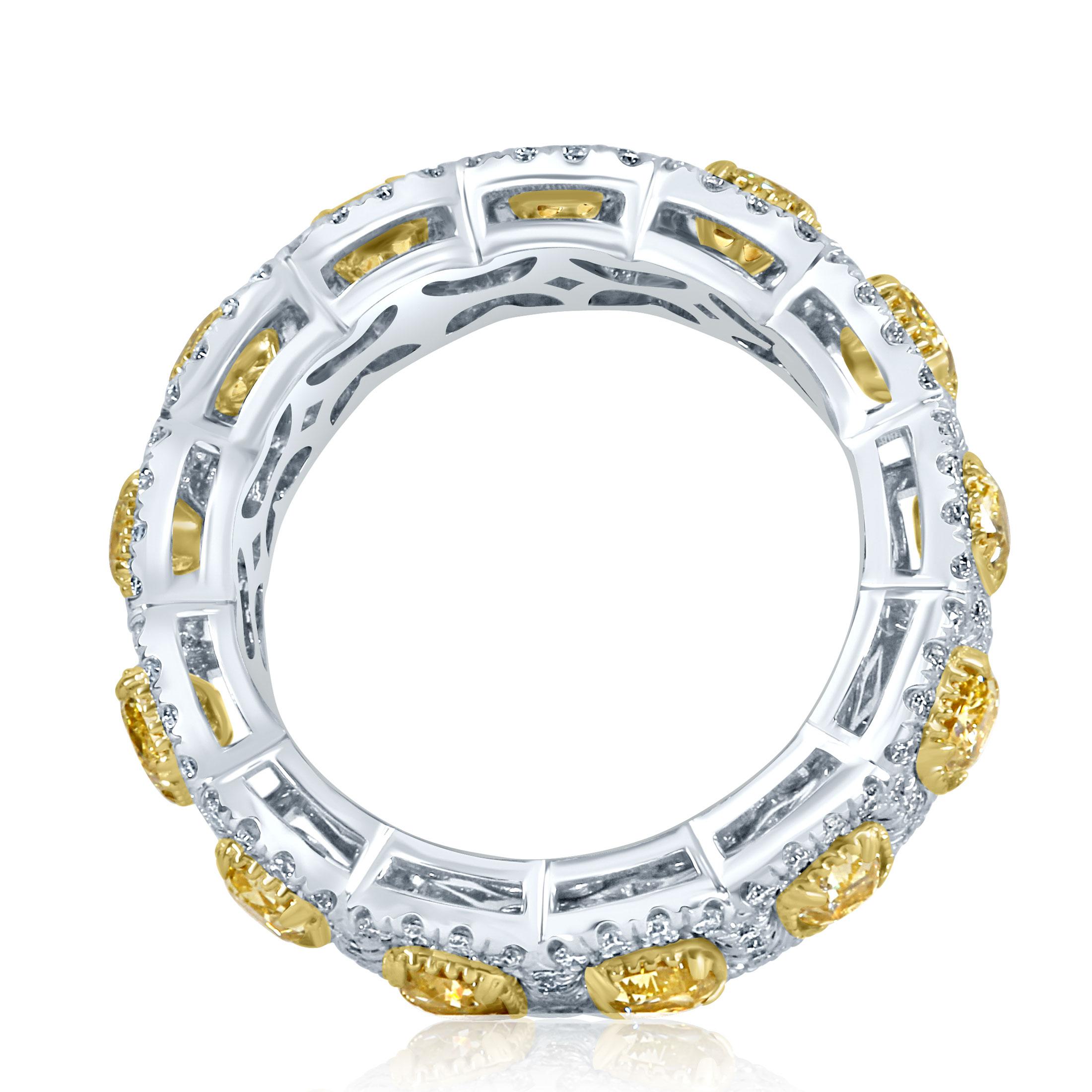 Alliance d'éternité en or blanc 14 carats avec diamant jaune taille coussin de 4 carats Neuf - En vente à New York, NY