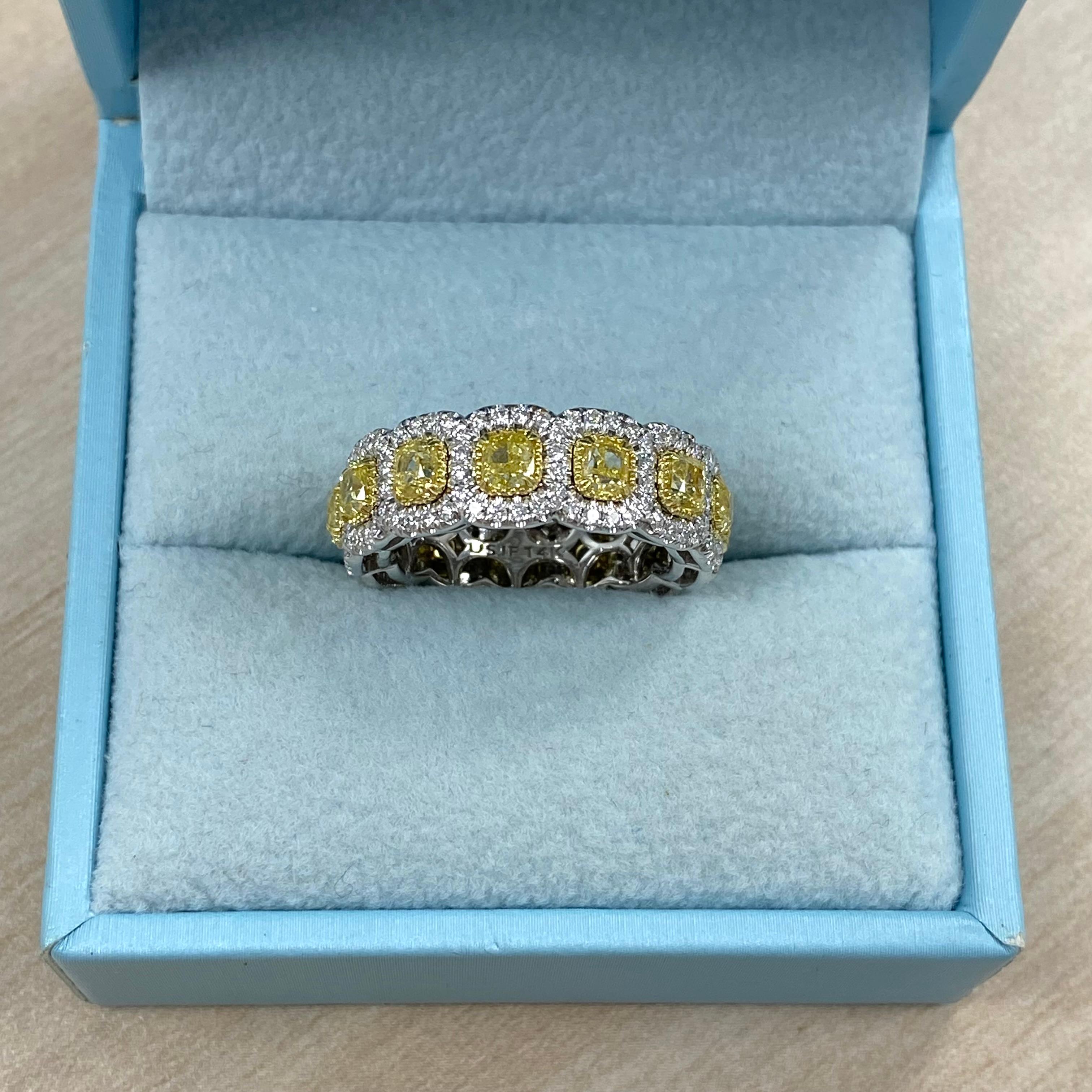 Alliance d'éternité en or blanc 14 carats avec diamant jaune taille coussin de 4 carats en vente 2