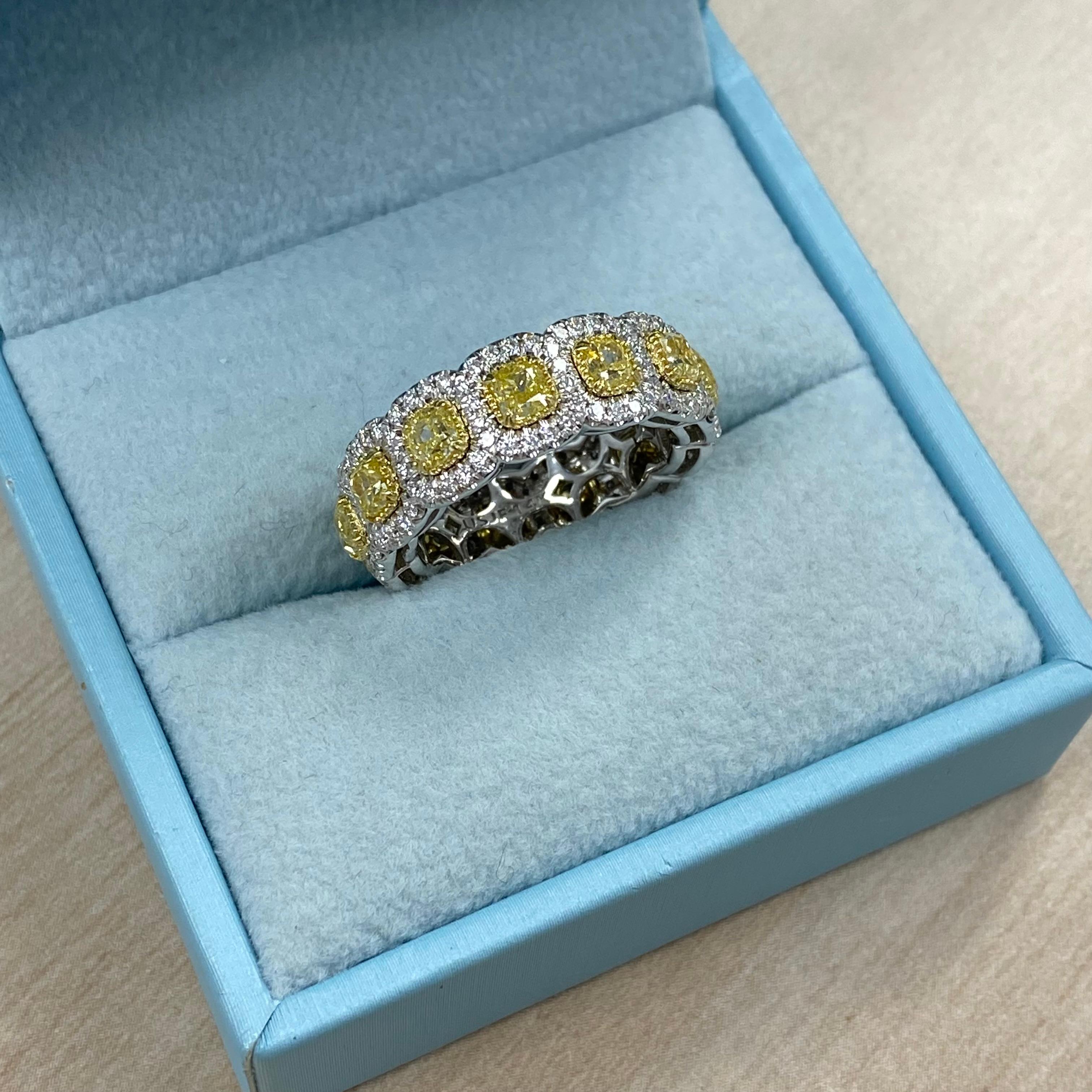 Alliance d'éternité en or blanc 14 carats avec diamant jaune taille coussin de 4 carats en vente 3