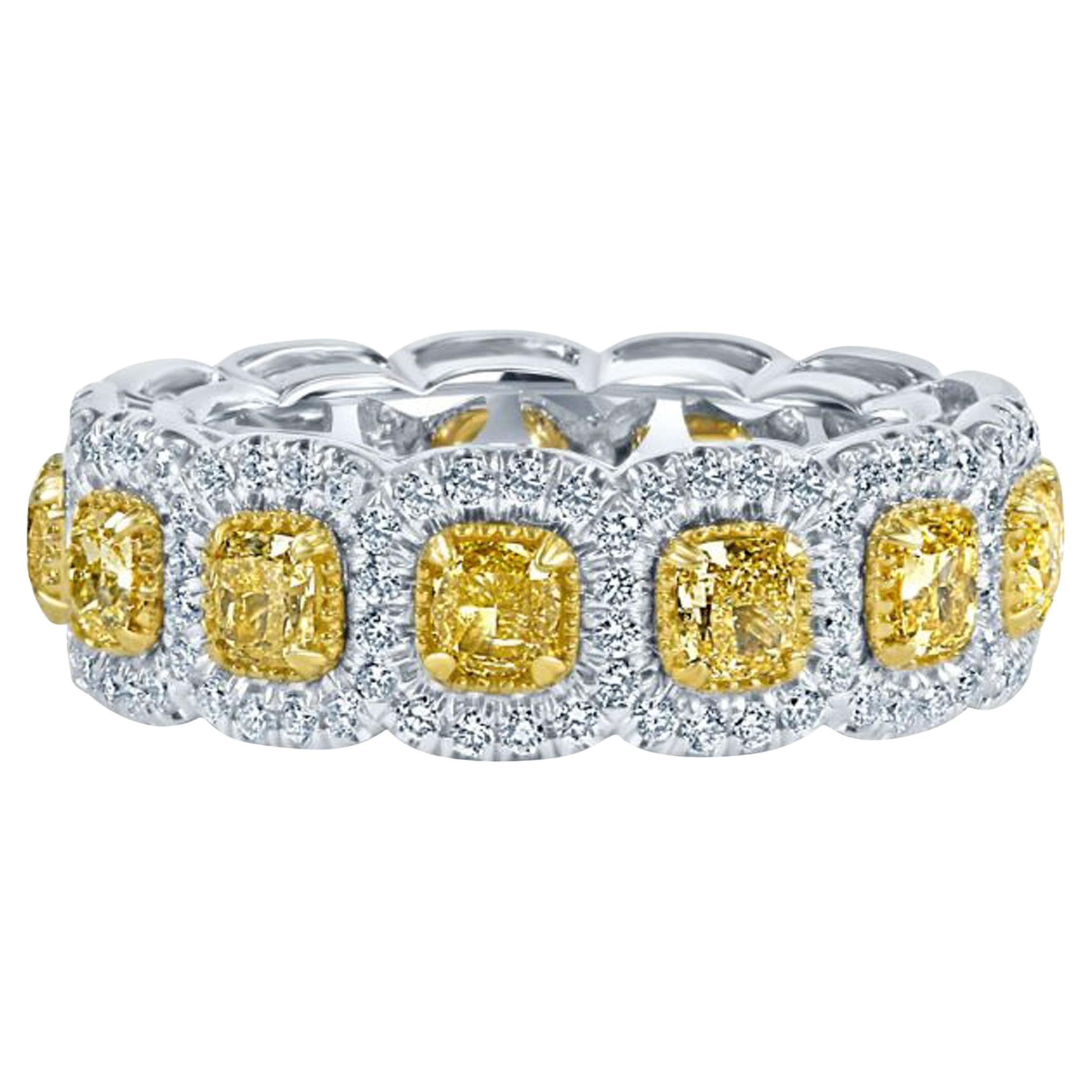 Alliance d
éternité en or blanc 14 carats avec diamant jaune taille coussin de 4 carats